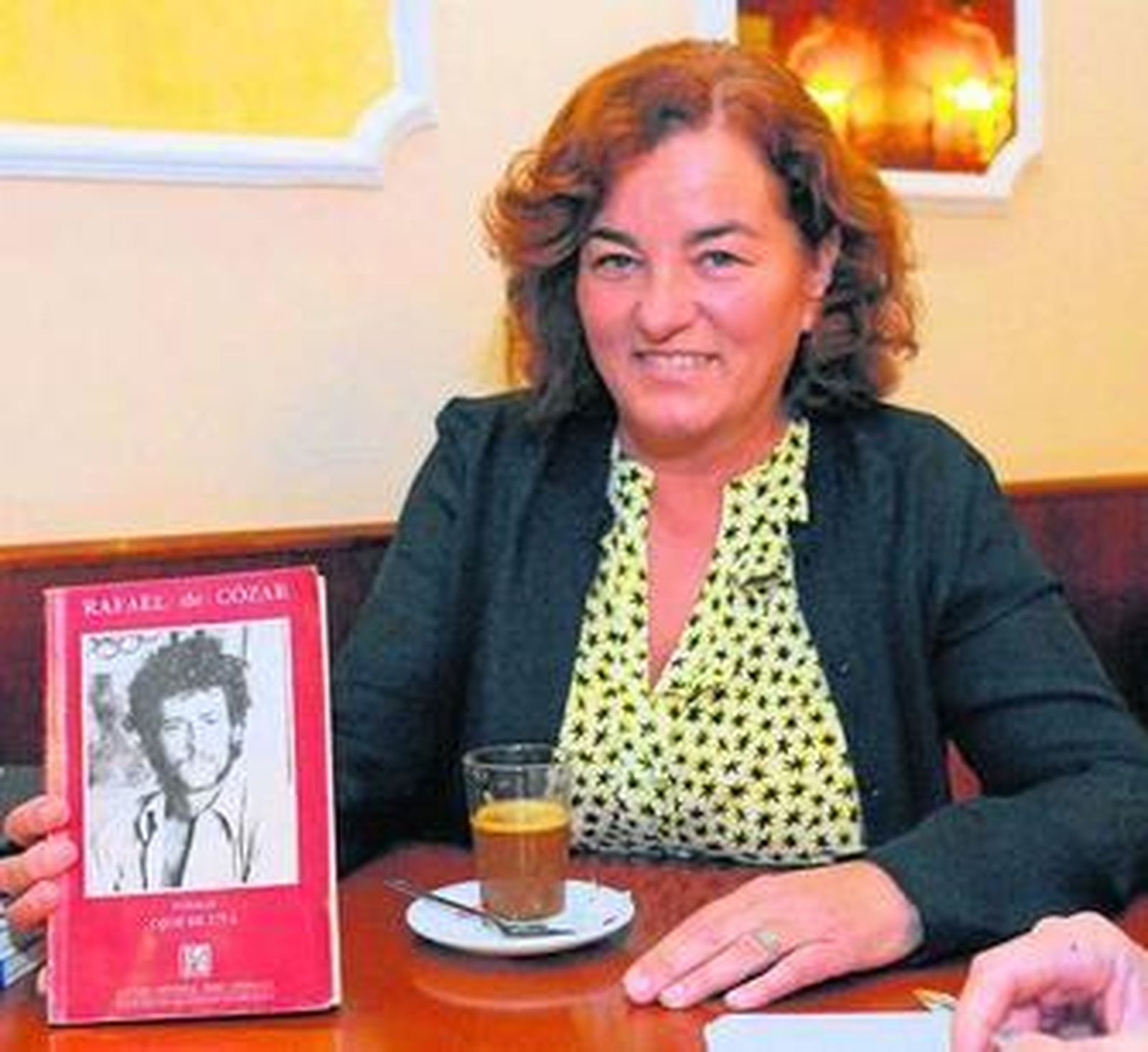 Natalia Turrión, en el bar Las Lapas con la edición de 'Ojos de Uva' de Rafael de Cózar de 1988.