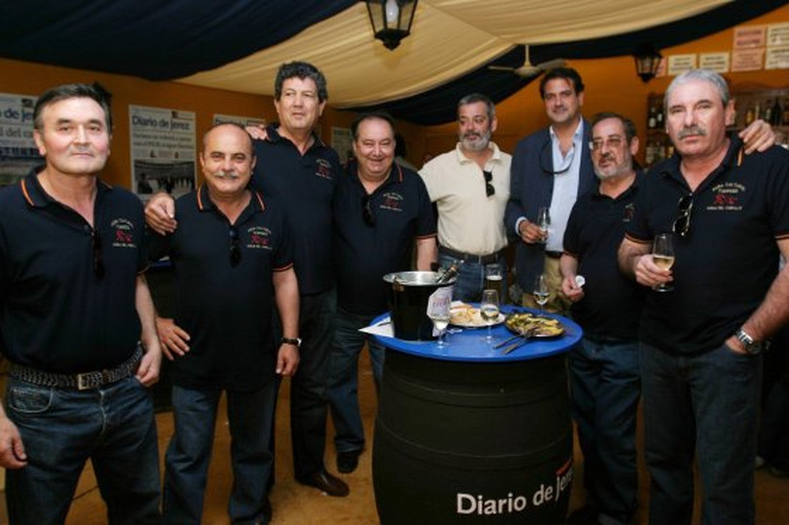 Algunos miembros de la peña cultural ‘El Torpedo’ de la ciudad, junto al gerente de Vodafone, Miguel Chaves.

Foto: Vanesa Lobo