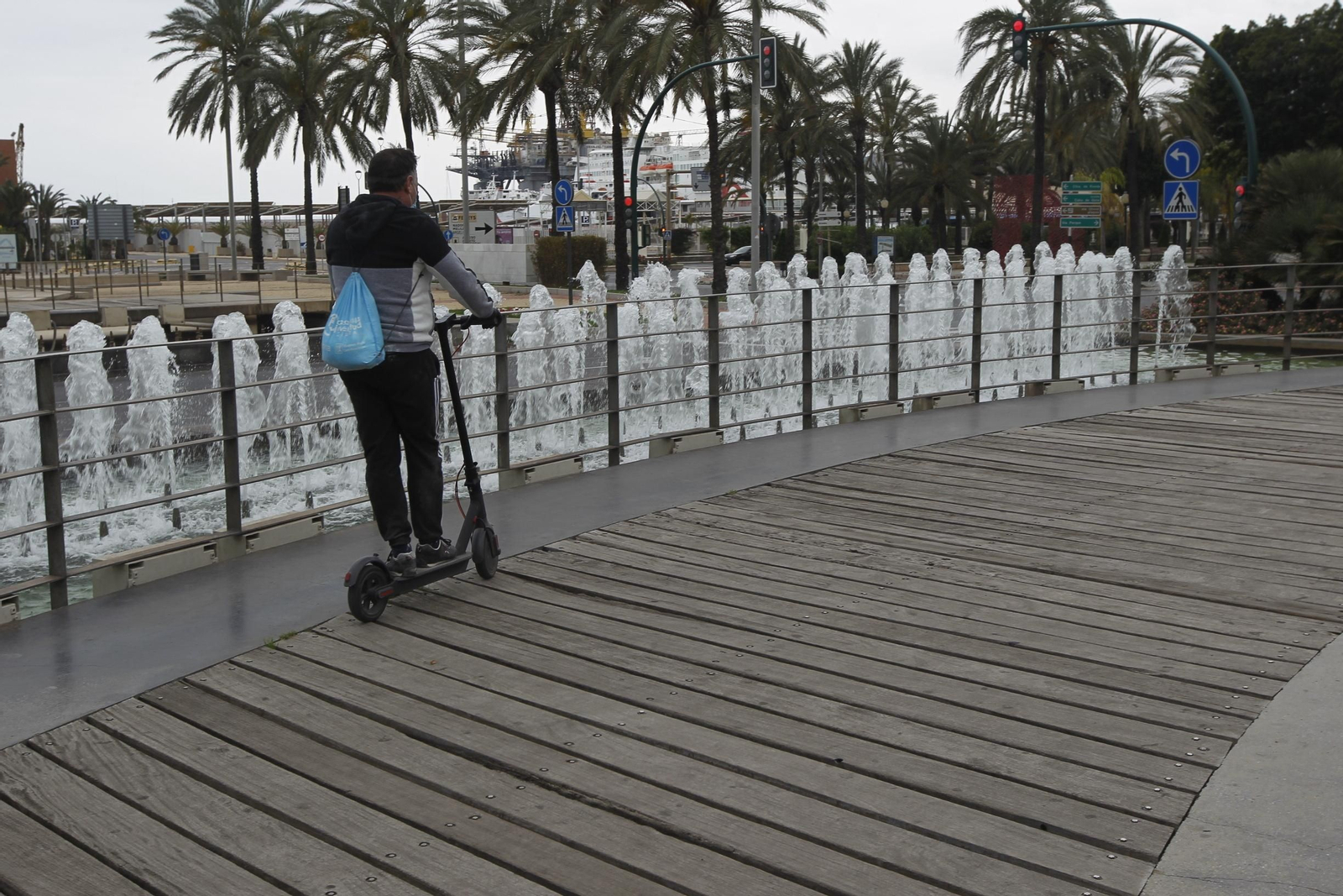 Un usuario de patinete circula por un espacio reservado para los peatones.