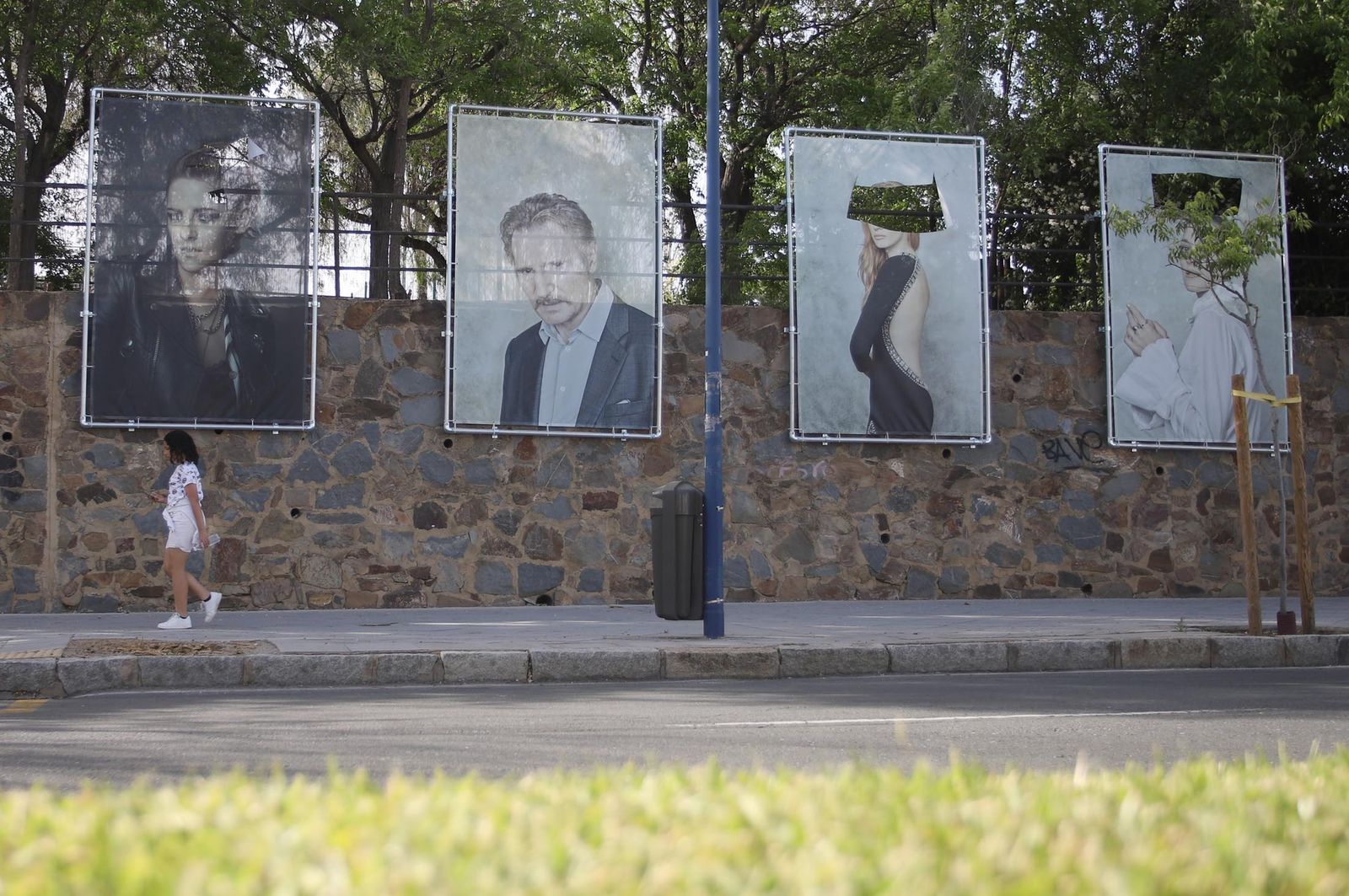 Imágenes  de los actos vandálicos en la exposición al aire libre de Jorge Fuembuena en la Avda Santa Marta