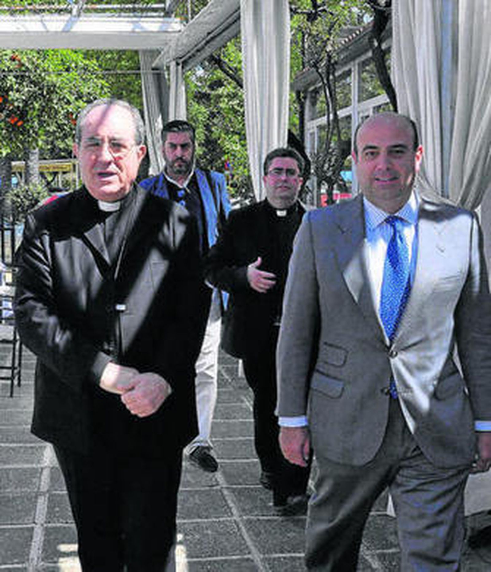 El arzobispo, monseñor Asenjo, junto a Pedro Sánchez Cuerda, ayer en La Raza.