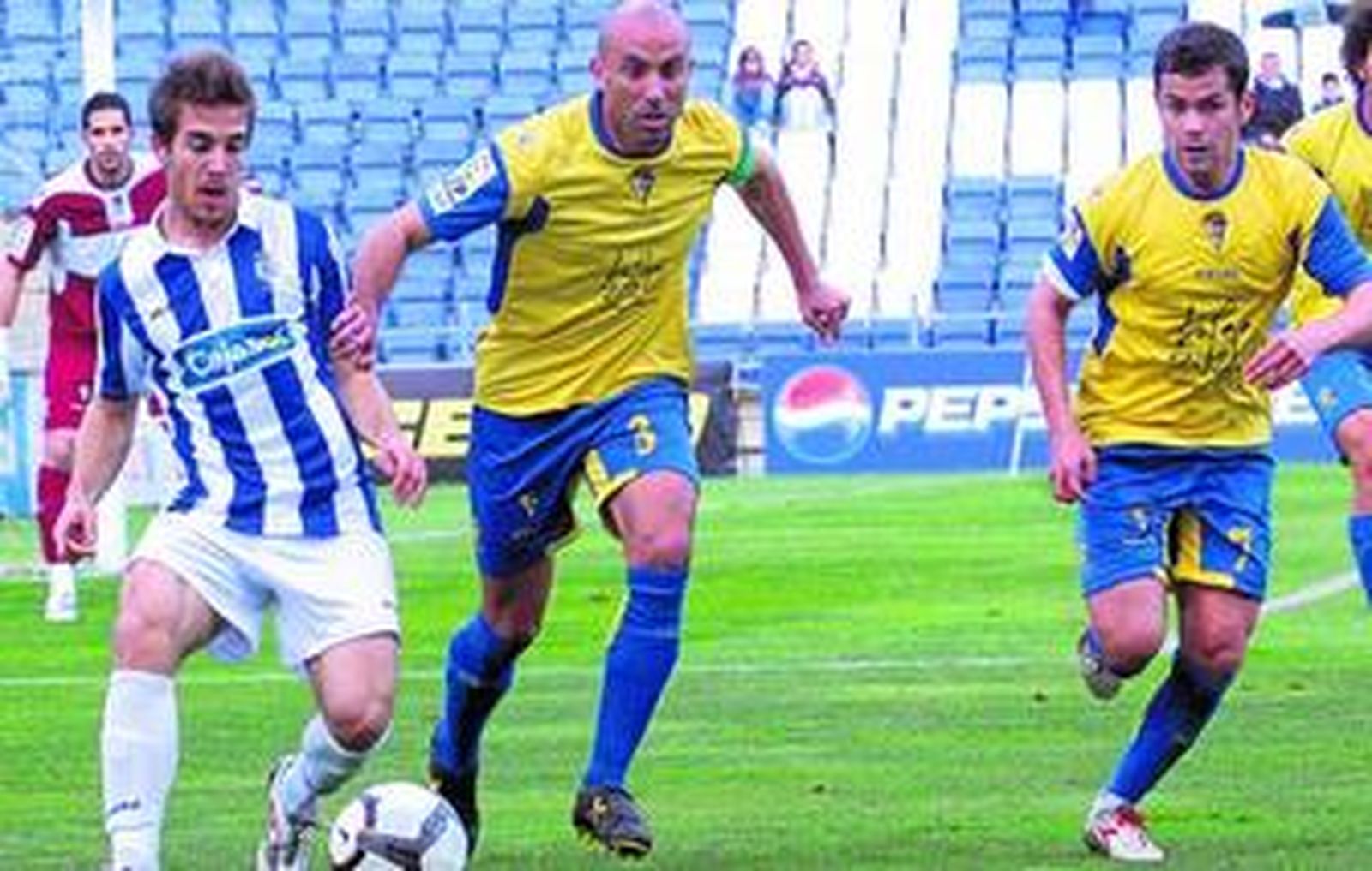 Raúl López  y Cristian tratan de robar el balón a un contrario en el partido que el Cádiz jugó en Huelva a finales de febrero.