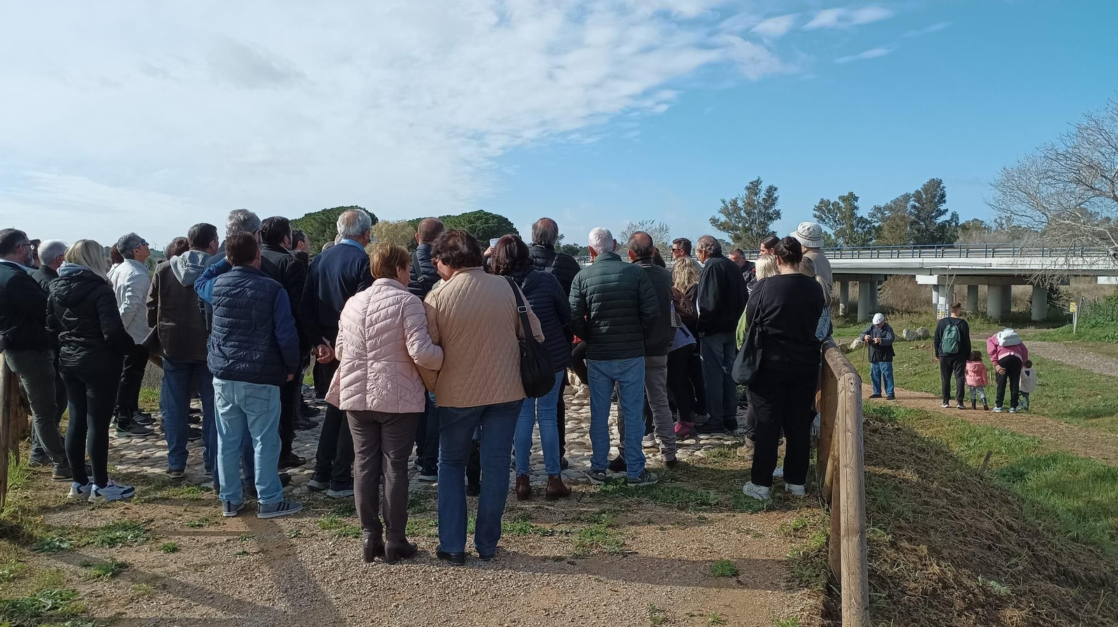 Multitudinaria visita guiada al puente de Cartuja en Jerez