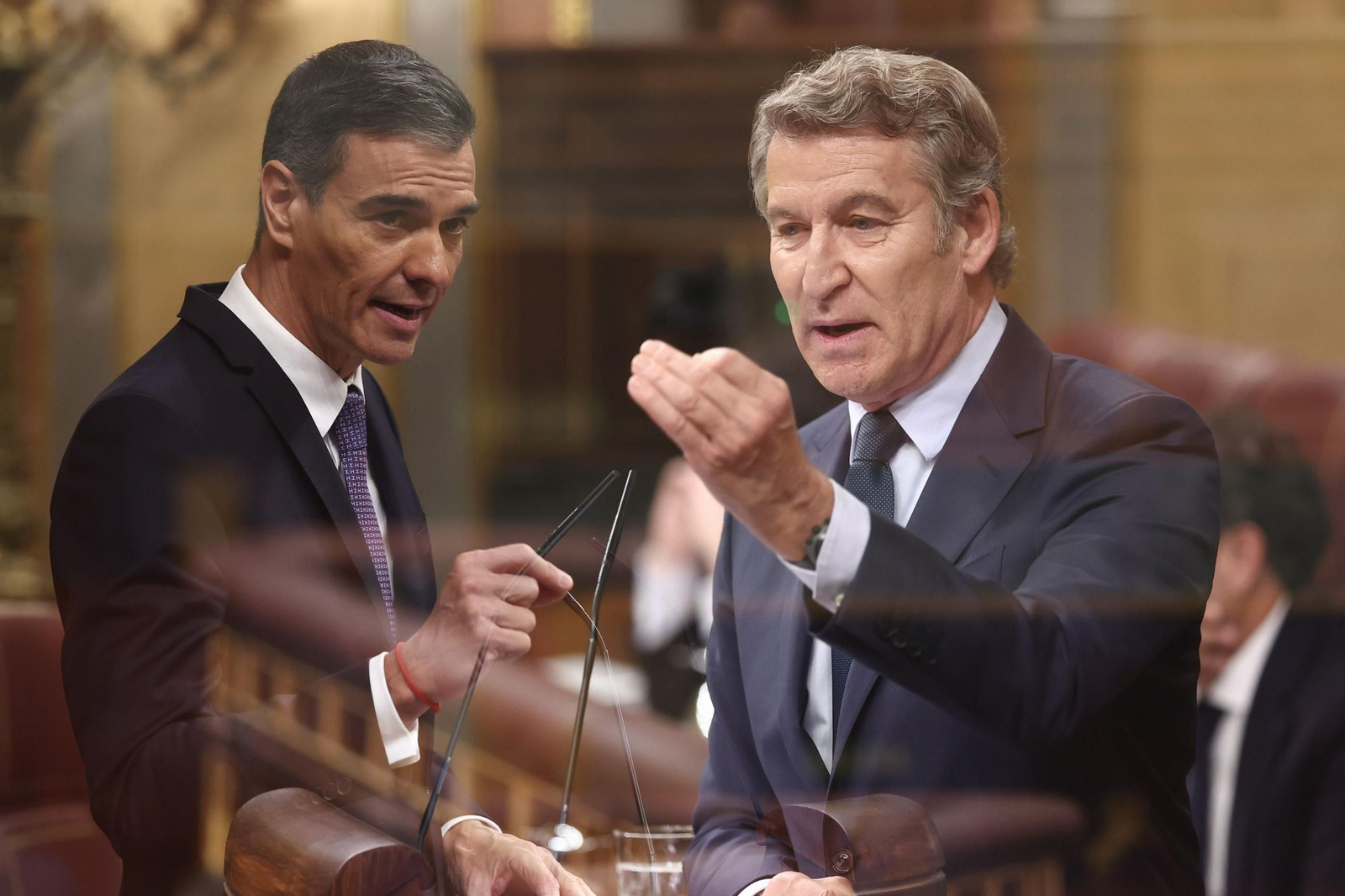 Pedro Sánchez y Alberto Núñez Feijóo, en una imagen compuesta del debate de este miércoles en el Congreso.