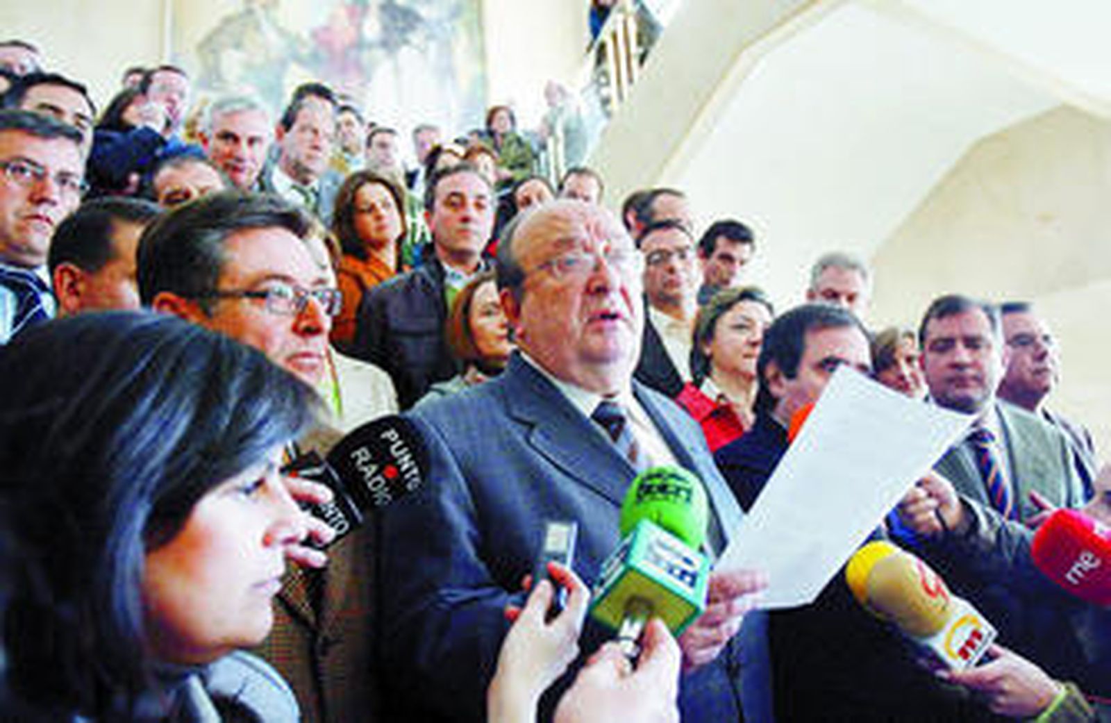 El magistrado Antonio Puebla lee el comunicado arropado por colegas, secretarios y fiscales.