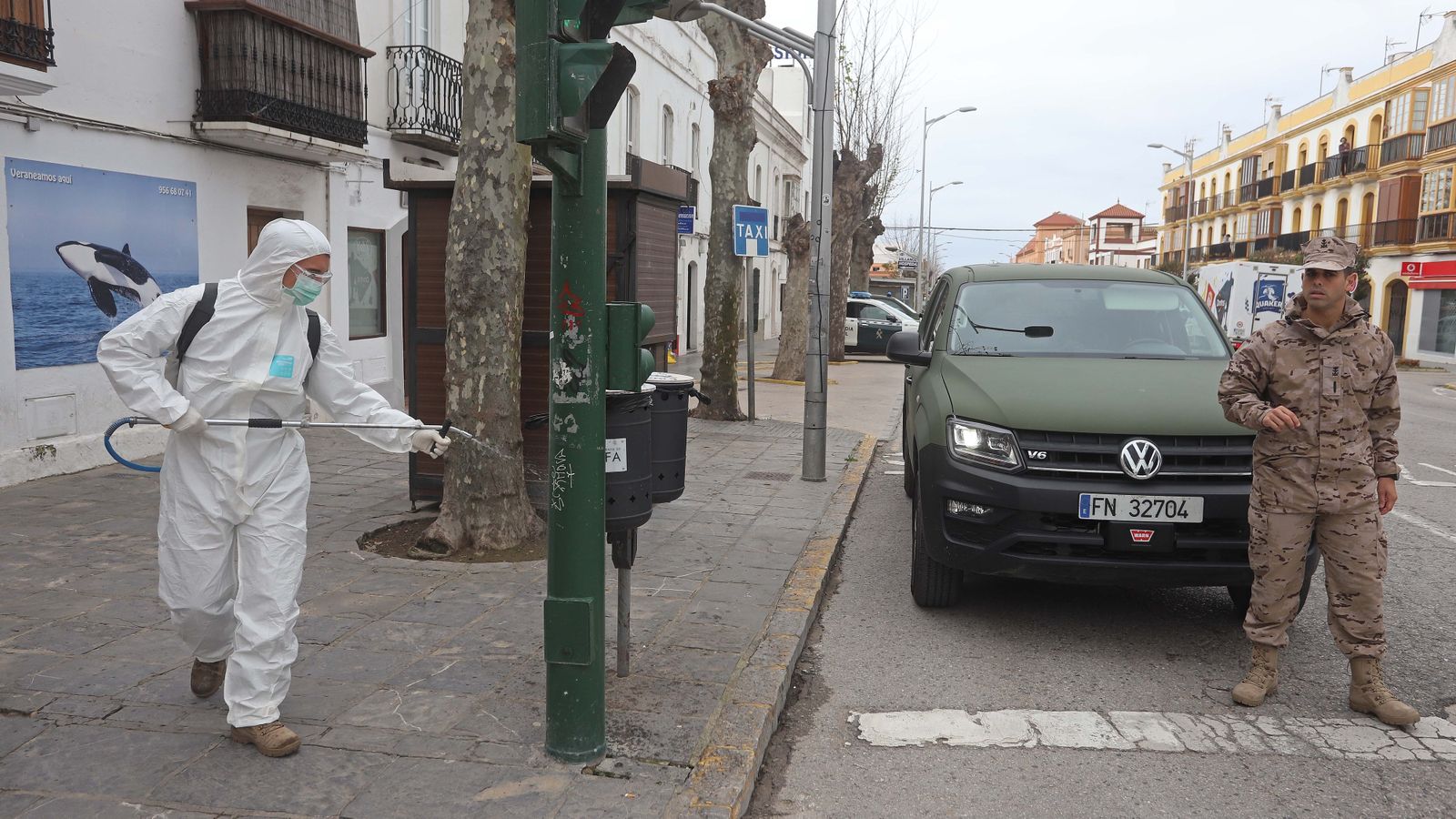 Fotos de las tareas de desinfección y limpieza de la Infantería de Marina en Tarifa