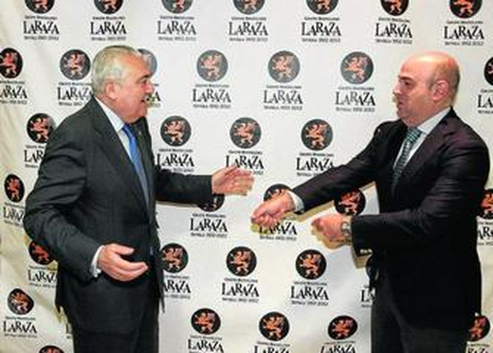 El presidente del Consejo de Cofradías, Carlos Bourrellier, saluda a Pedro Sánchez Cuerda, director del Grupo La Raza.