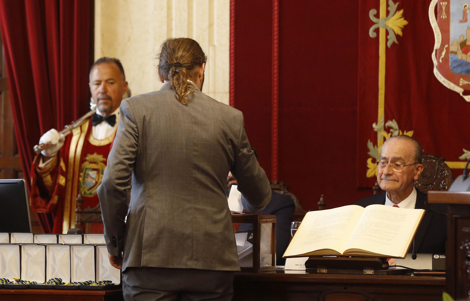 Juan Cassá , de espaldas, en el Pleno de Constitución del Ayuntamiento de Málaga. Juan Cassá , de espaldas, en el Pleno de Constitución del Ayuntamiento de Málaga.