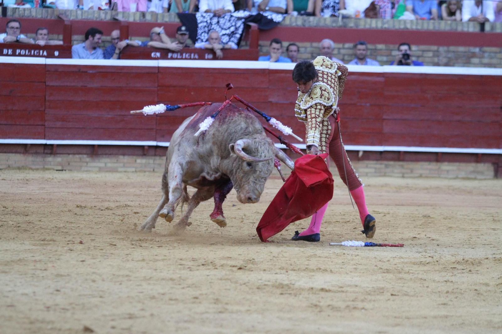 Imágenes de la faena de Miguel Angel Perera en el coso Onubense.