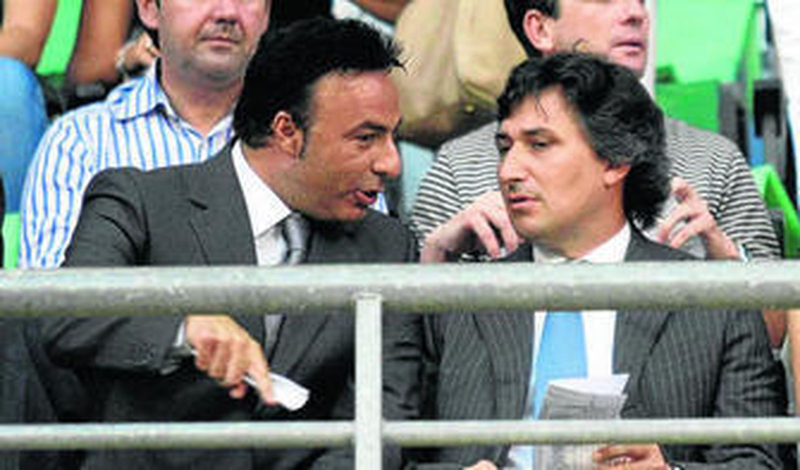 Quique Pina y Gino Pozzo conversan en el palco del estadio de Los Cármenes durante un partido del Granada CF.