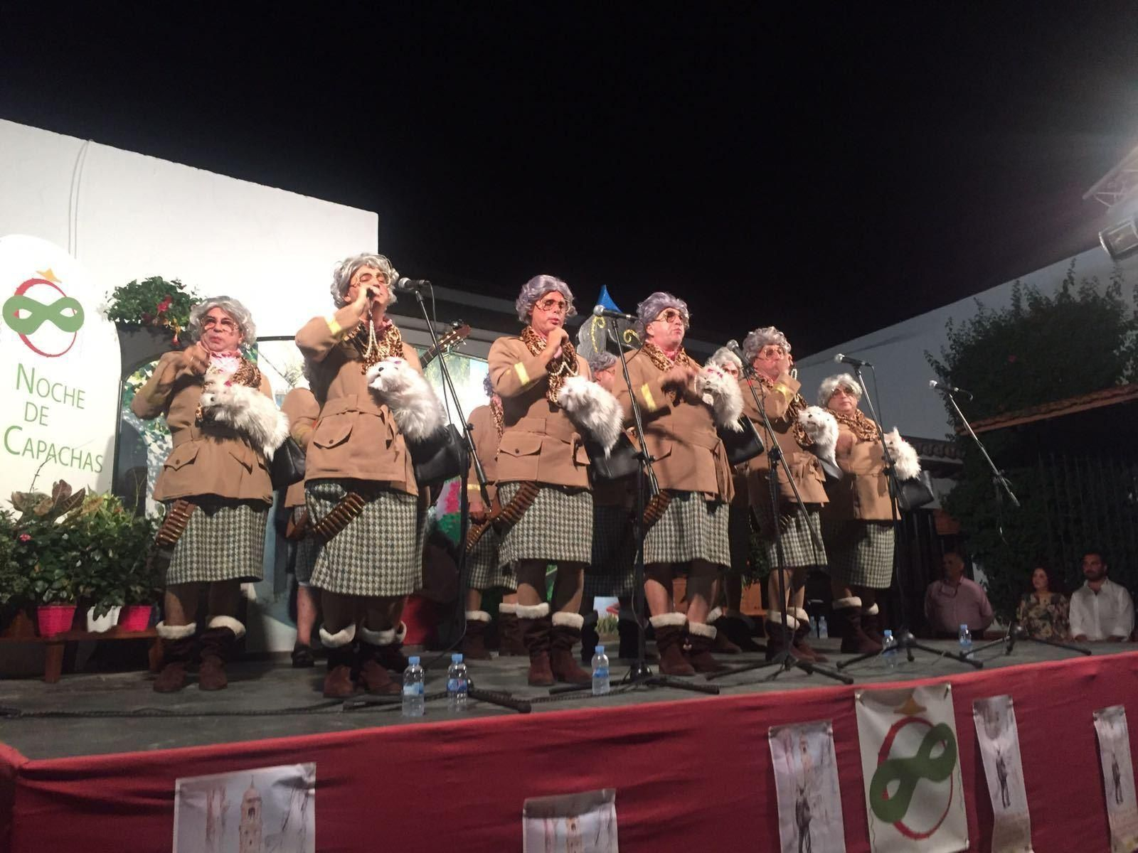 La chirigota del Selu, durante un momento de su actuación en la Noche de los Capachas del viernes.