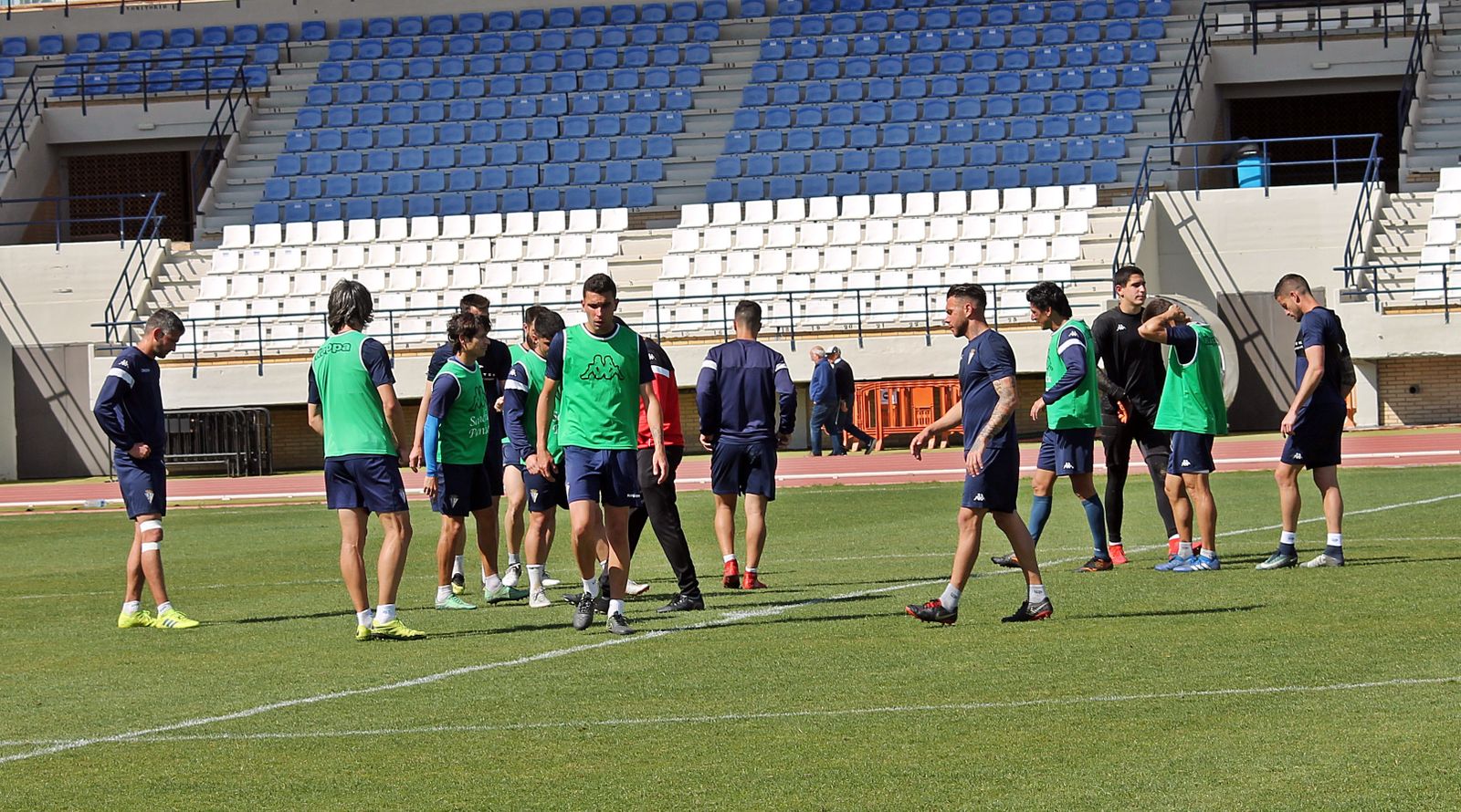 Los jugadores del San Fernando preparan con intensidad el choque en el campo del Almería B.