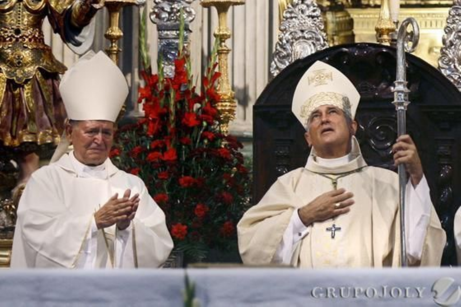Imágenes de la toma de posesión del nuevo obispo de Cádiz y Ceuta, Rafael Zornoza Boy, en la Catedral de Cádiz.

Foto: Lourdes de Vicente - Joaquin Pino