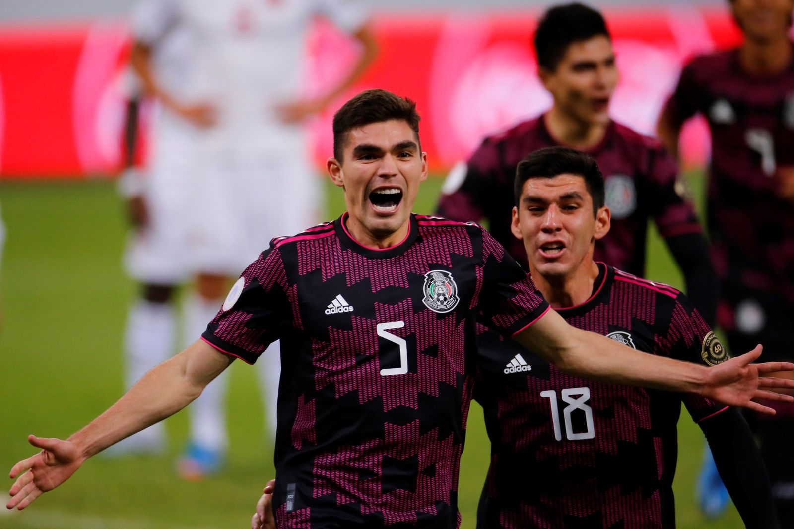 Johan Vásquez celebra un gol con México en un duelo ante Canadá.