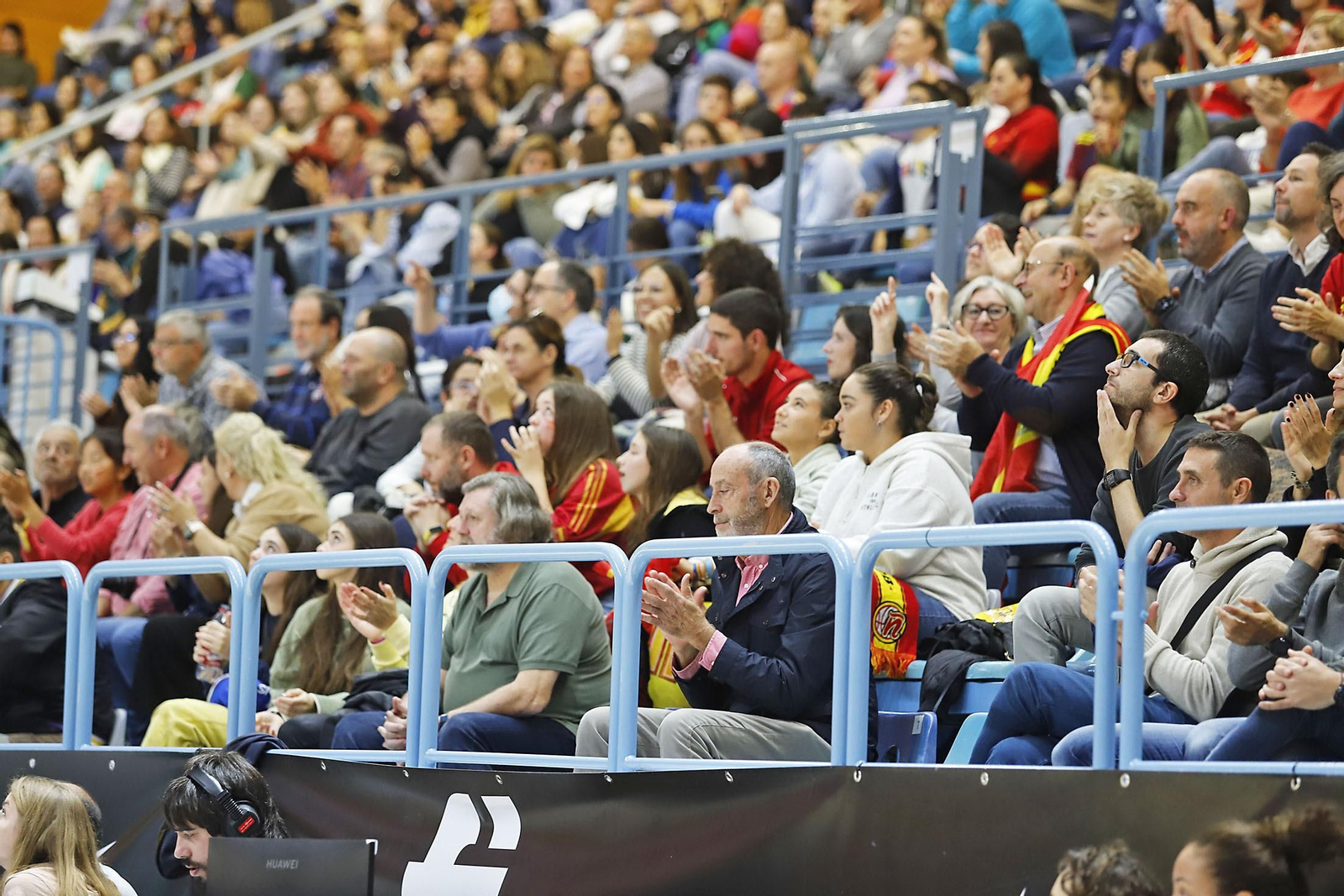 Ambiente en las gradas en el partido de la selección Española femenina de baloncesto contra Islnadia