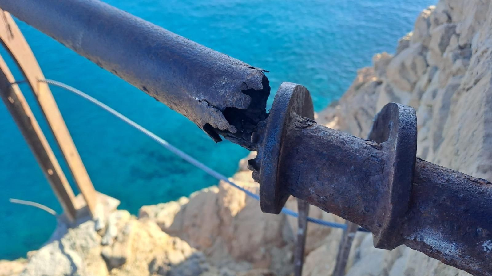 Barandilla corroída por el óxido en la Torre del Pirulico.