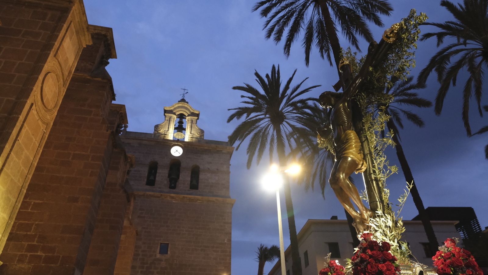Procesión del Vía Crucis del Santo Cristo de la Escucha en Almería, en imágenes.