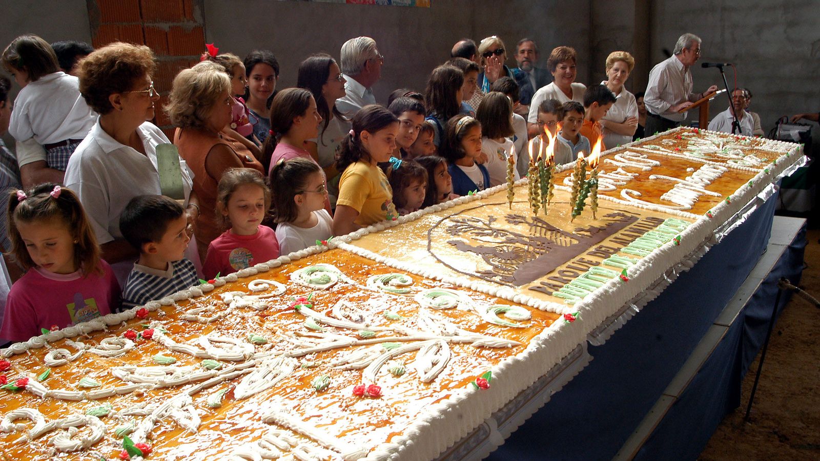 Al reparto gratuito de tarta, se suma una sardinada.