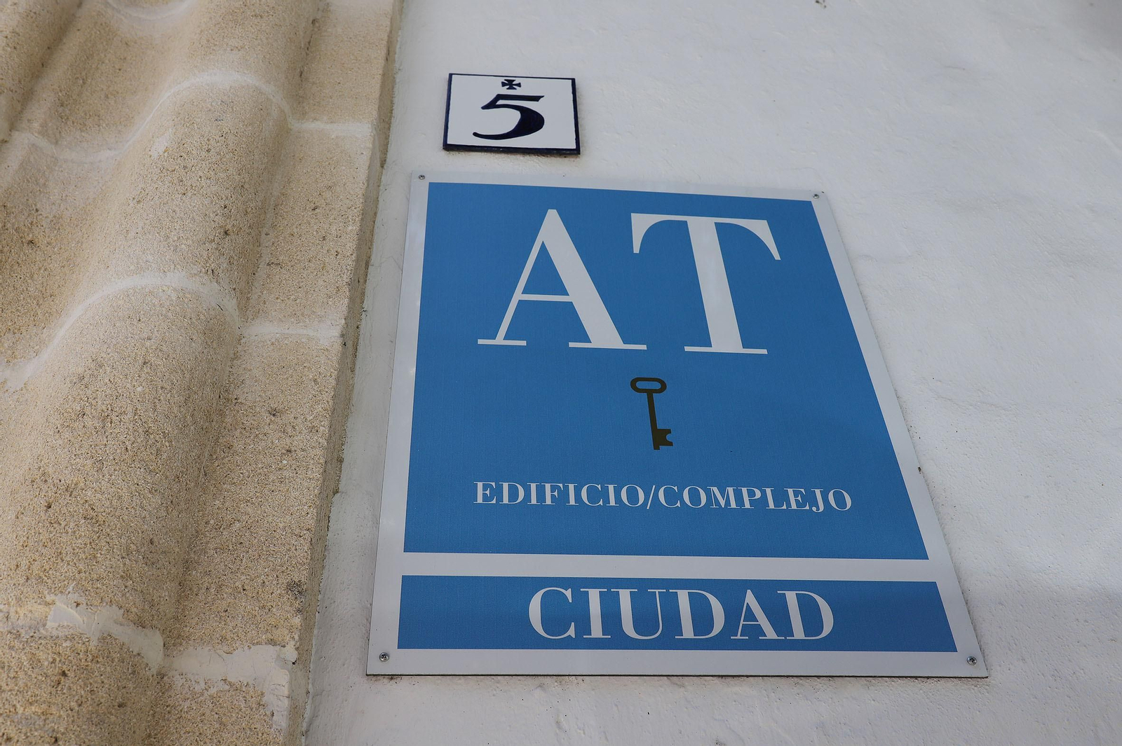Cartel de unos apartamentos turísticos en la ciudad. Cartel de unos apartamentos turísticos en la ciudad.