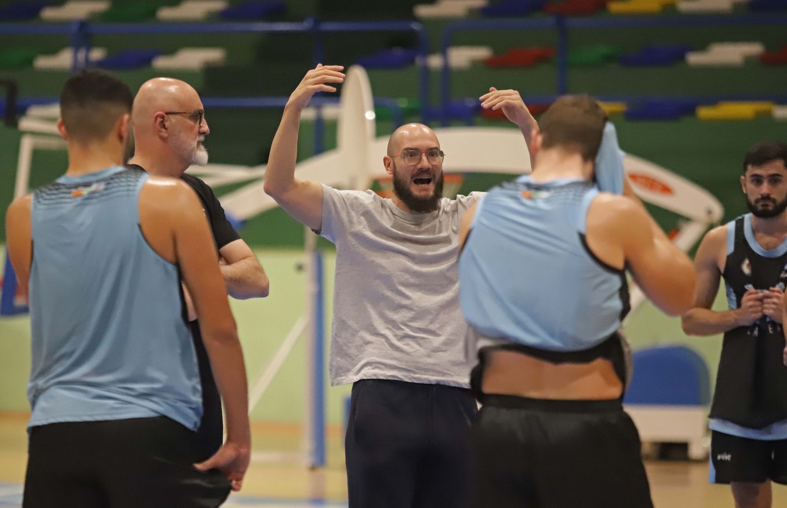 Jesús Gutiérrez pide intensidad a sus jugadores durante un entrenamiento