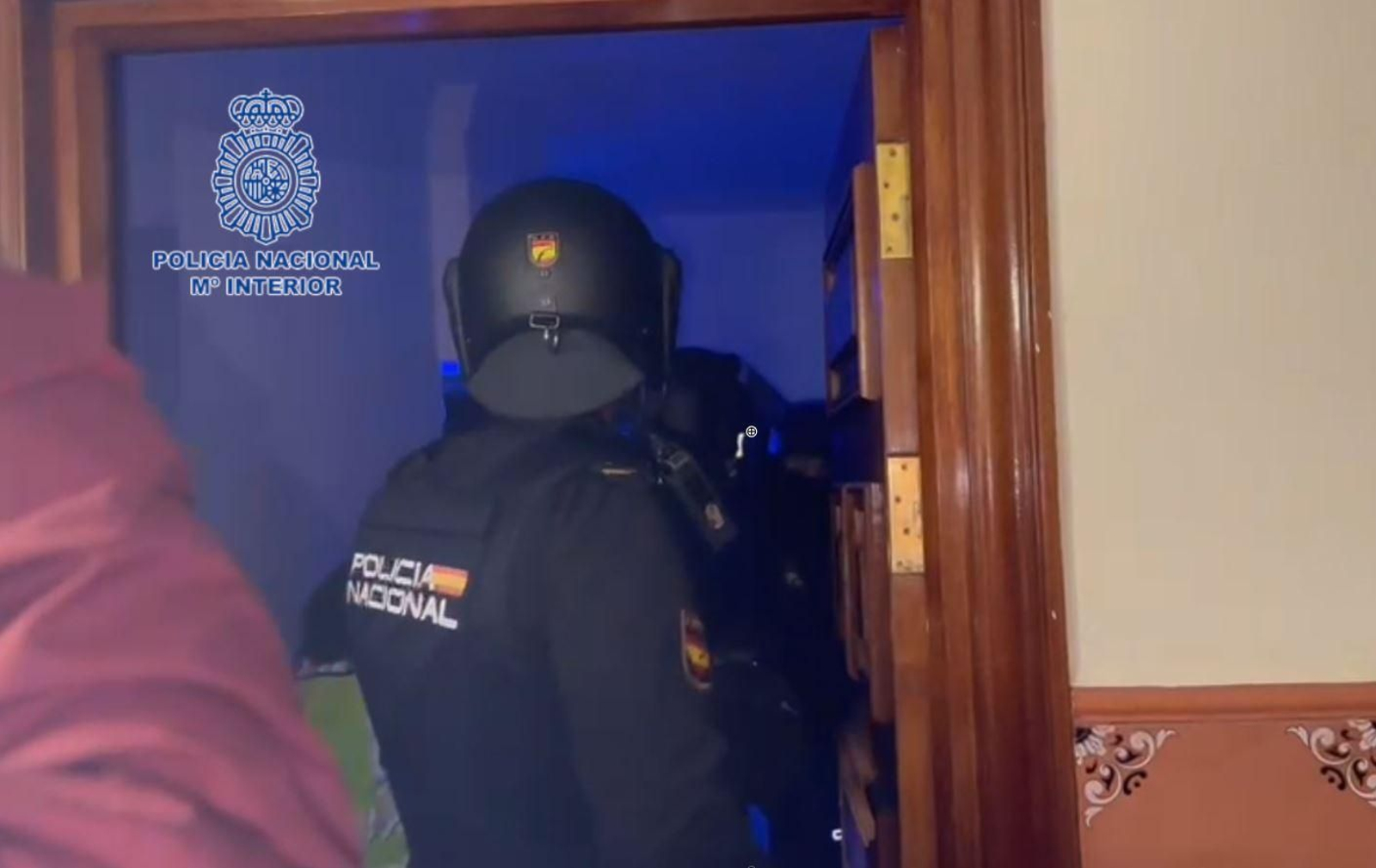Un policía nacional durante la operación