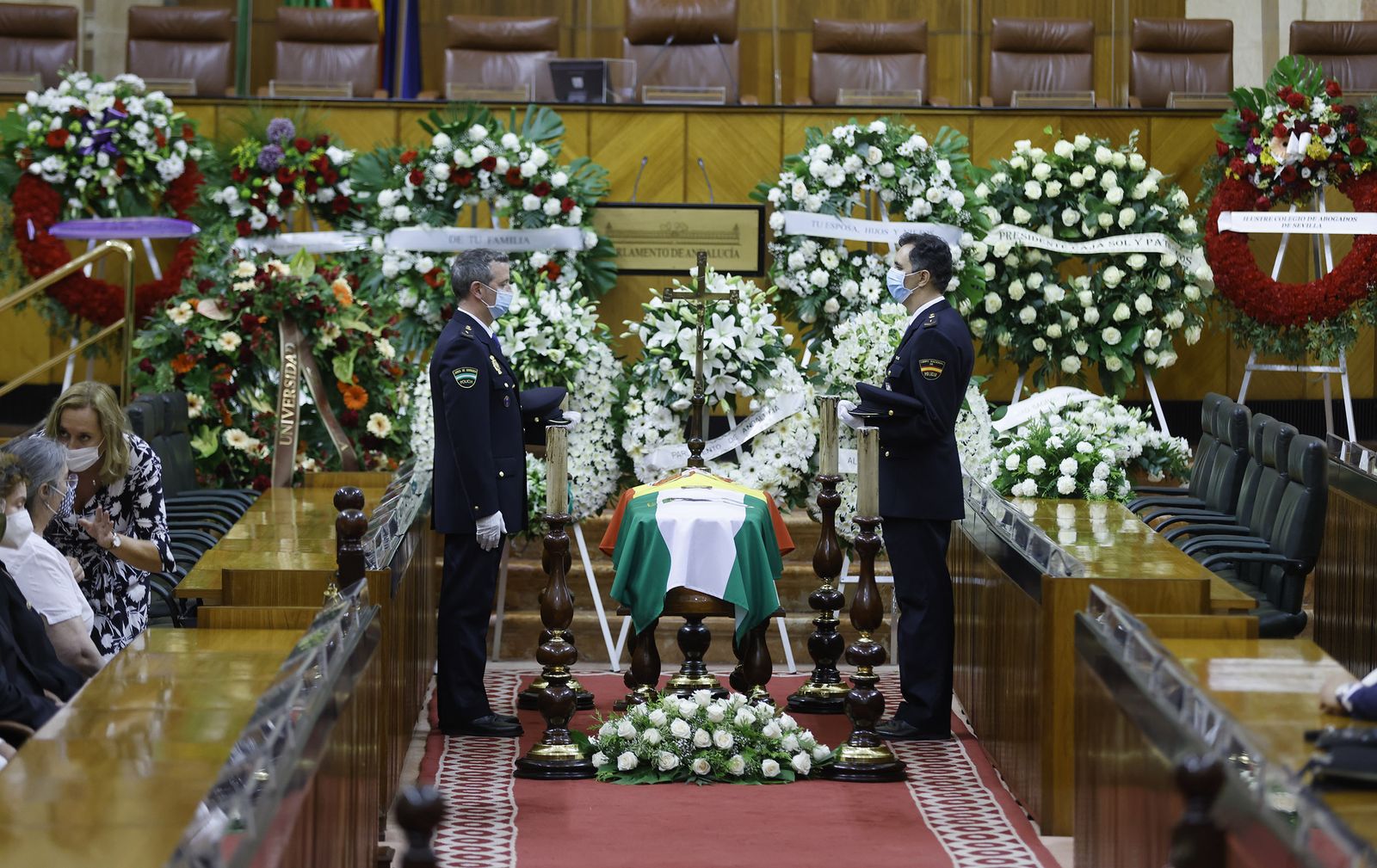 Las imágenes de la capilla ardiente de Manuel Clavero en el Parlamento de Andalucía