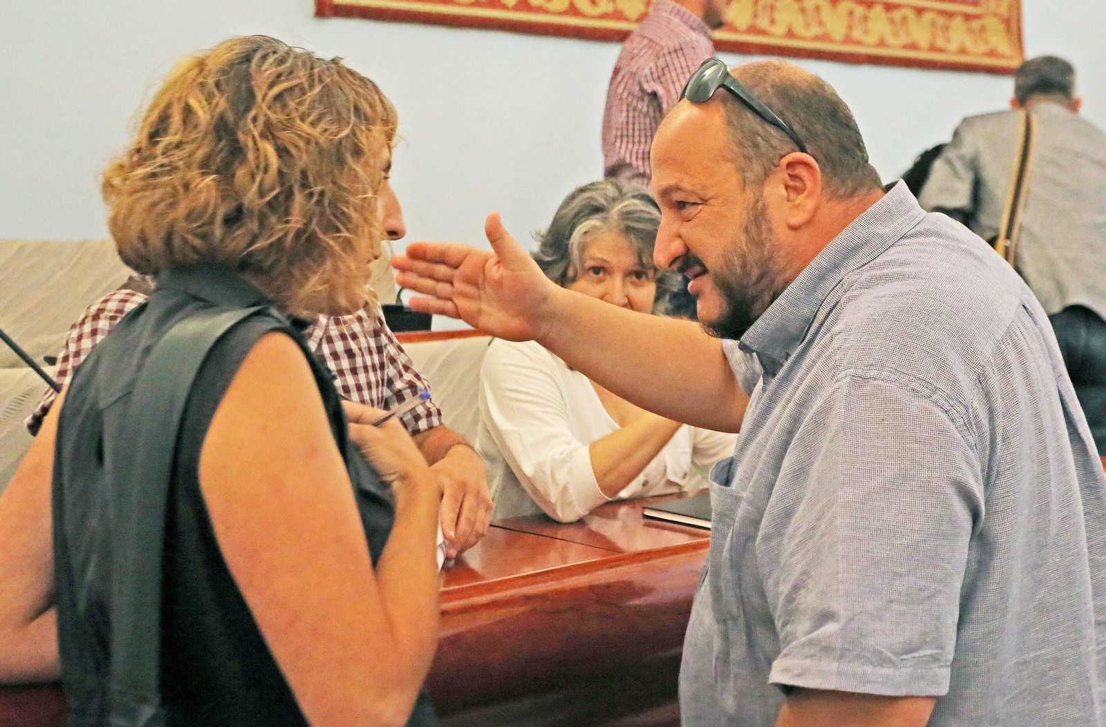 Kika González y Raúl Ruiz-Berdejo discuten en el pleno de la semana pasada.