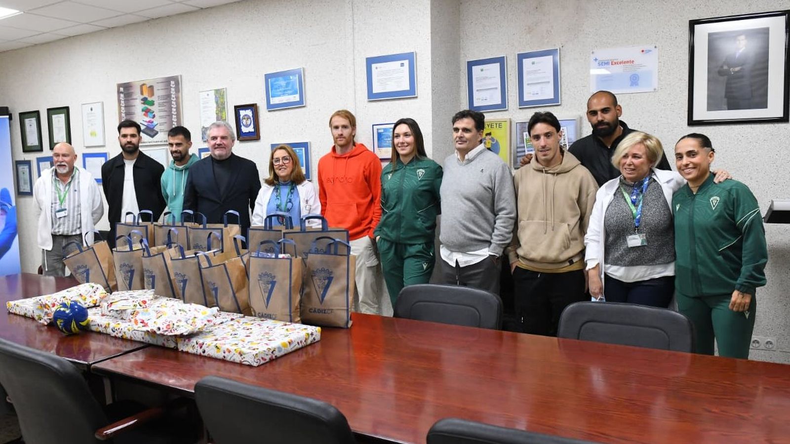 Representantes del Cádiz en una de las visitas.