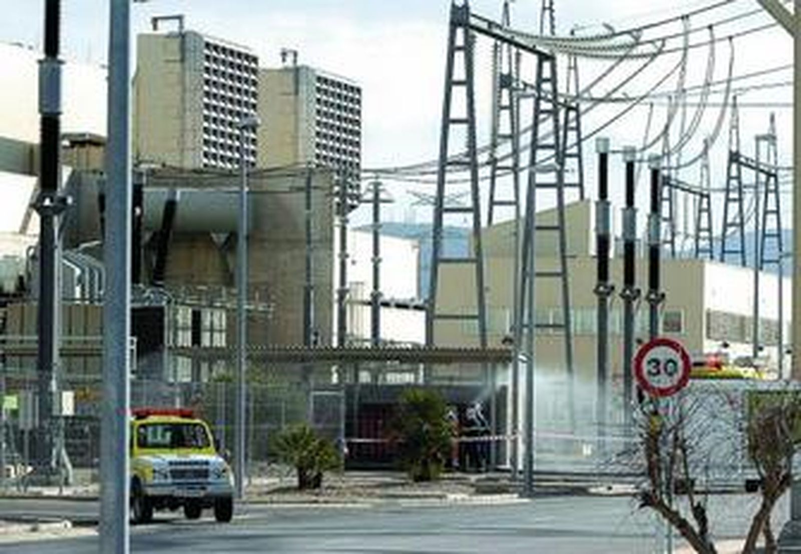 Efectivos de bomberos intervinieron para sofocar el humo producido por el incendio.