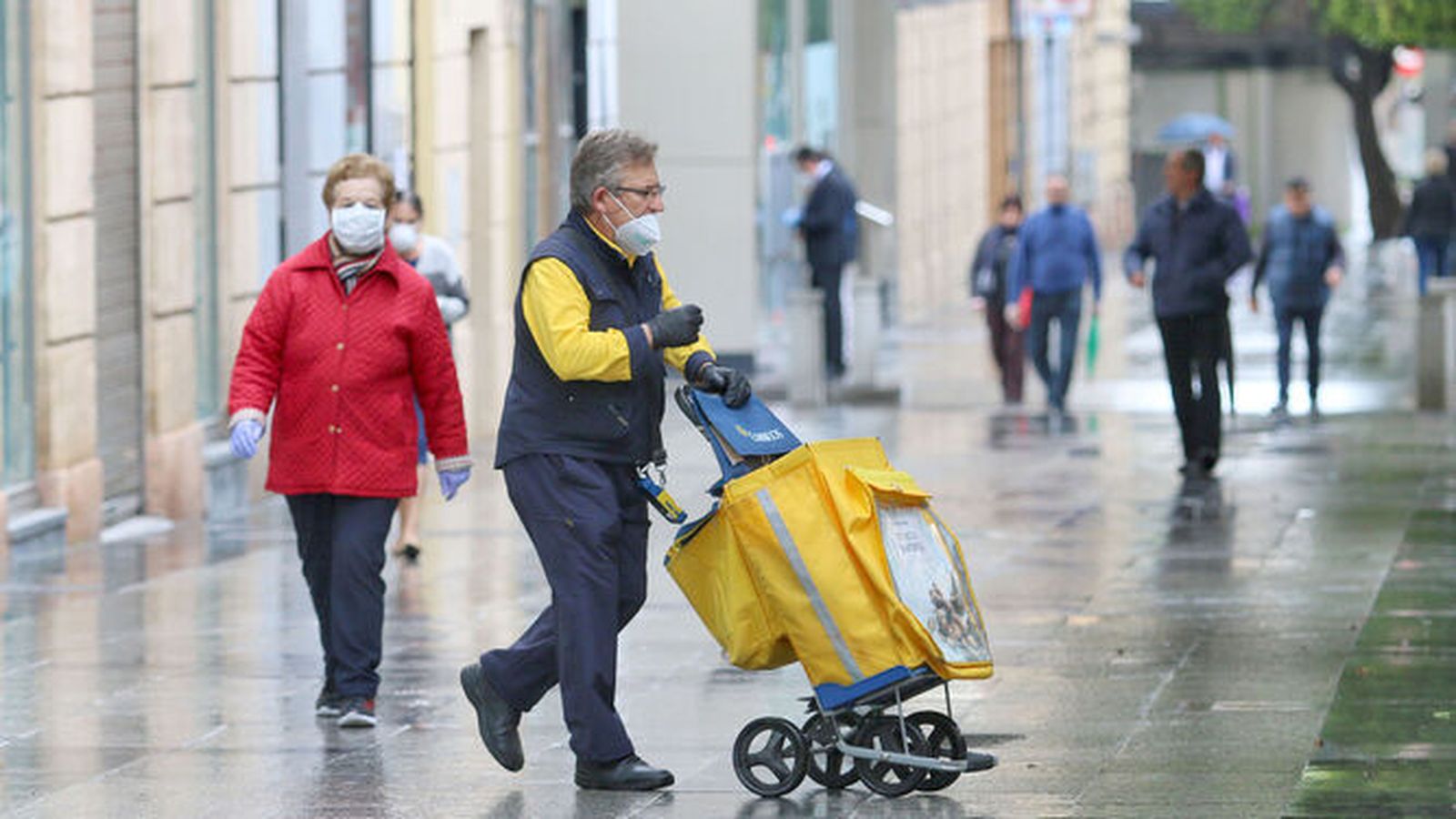 Un empleado de Correos con mascarilla y guantes en su jornada laboral