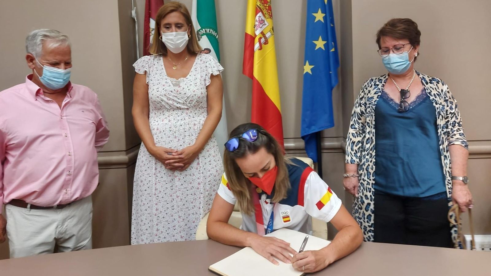 Fátima Gálvez estampa su firma en el libro de honor del Ayuntamiento de Baena.