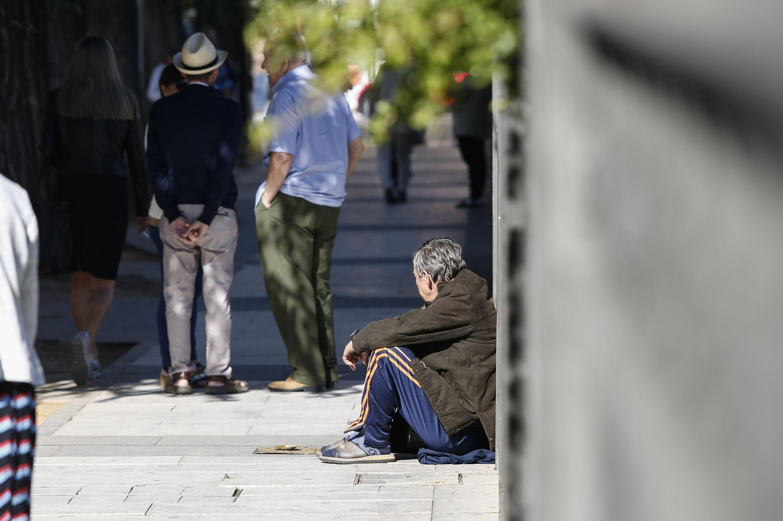 Una persona 'pidiendo' en una calle granadina