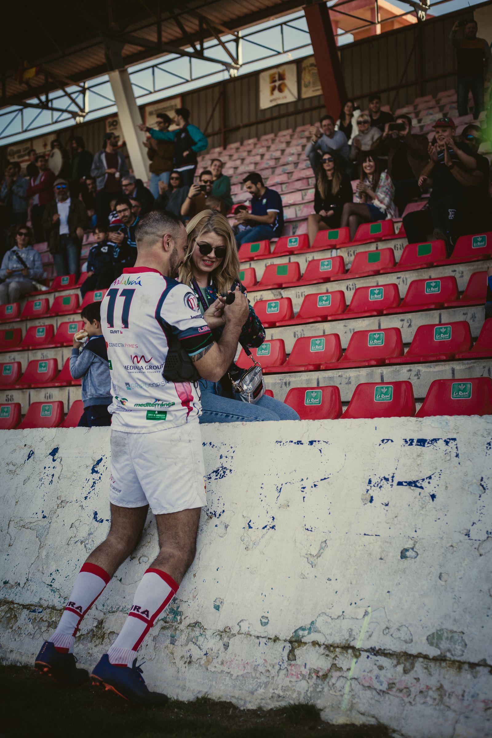 Sebas entrega el anillo a su novia, Mari Carmen, en el Juan Rojas.