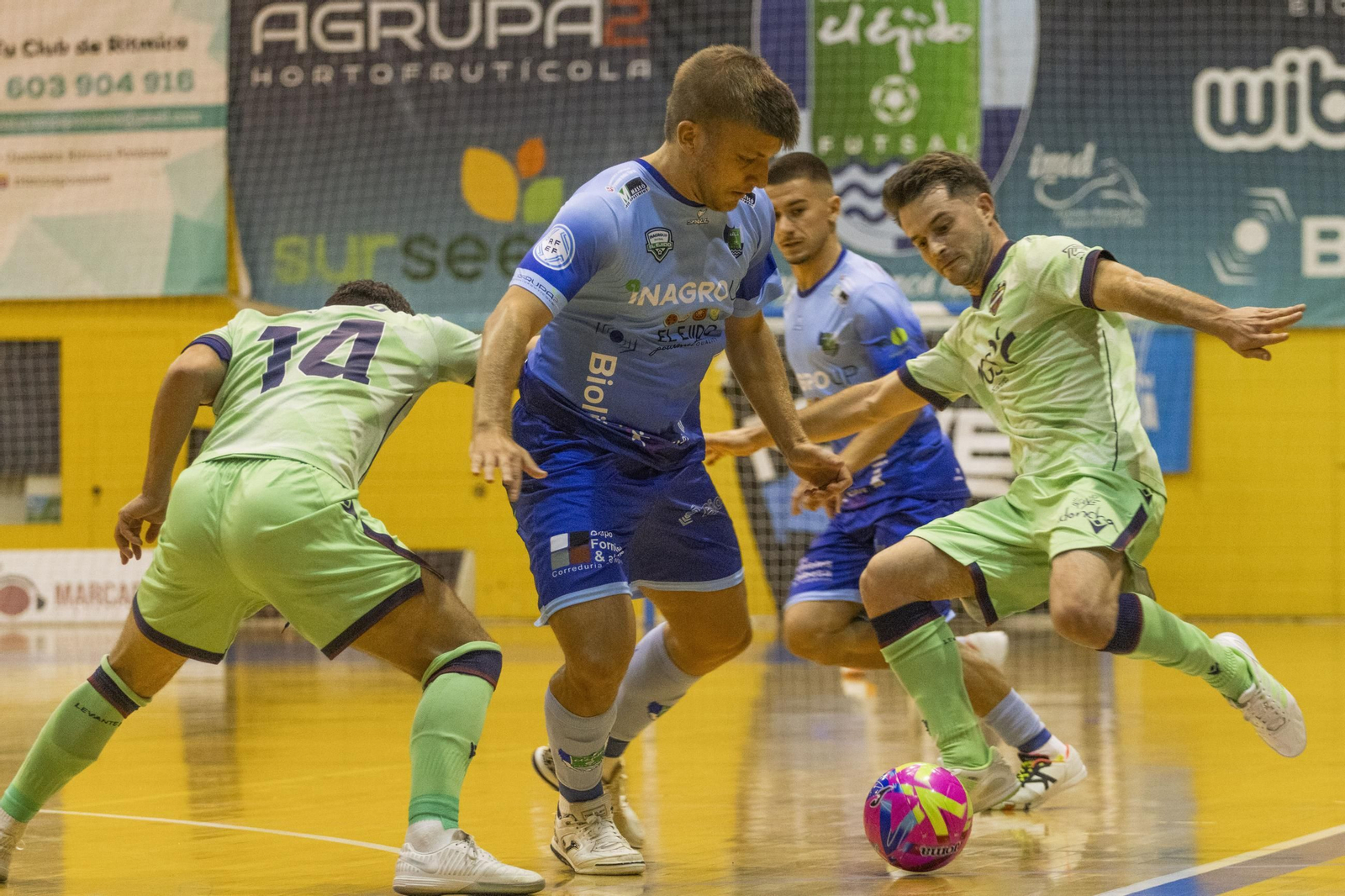 El celeste Cristian Rubio intenta sortear la entrada de un rival durante el encuentro frente al Levante.