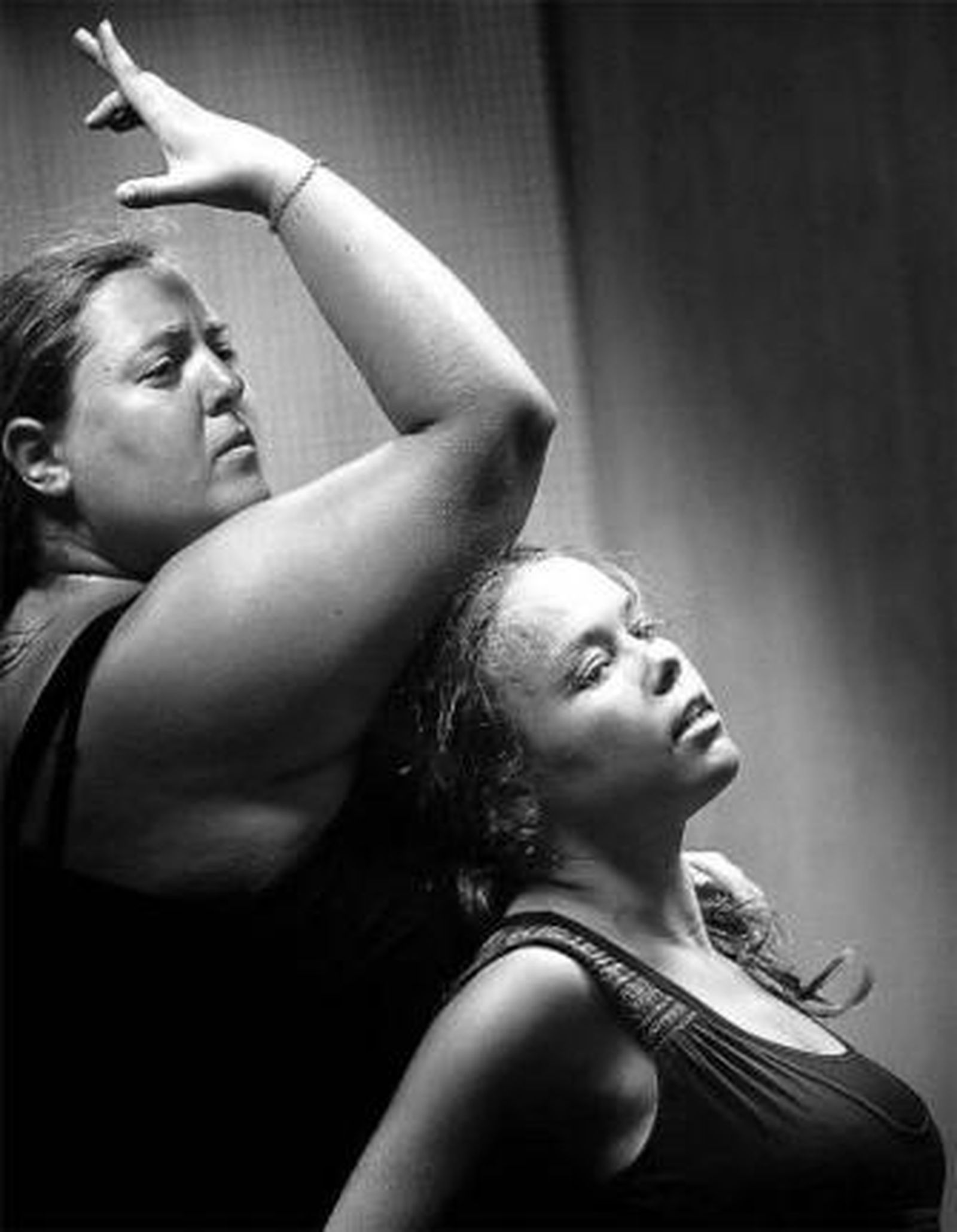 Rocío Molina (derecha) y Laura Rozalén en los ensayos de Cádiz.