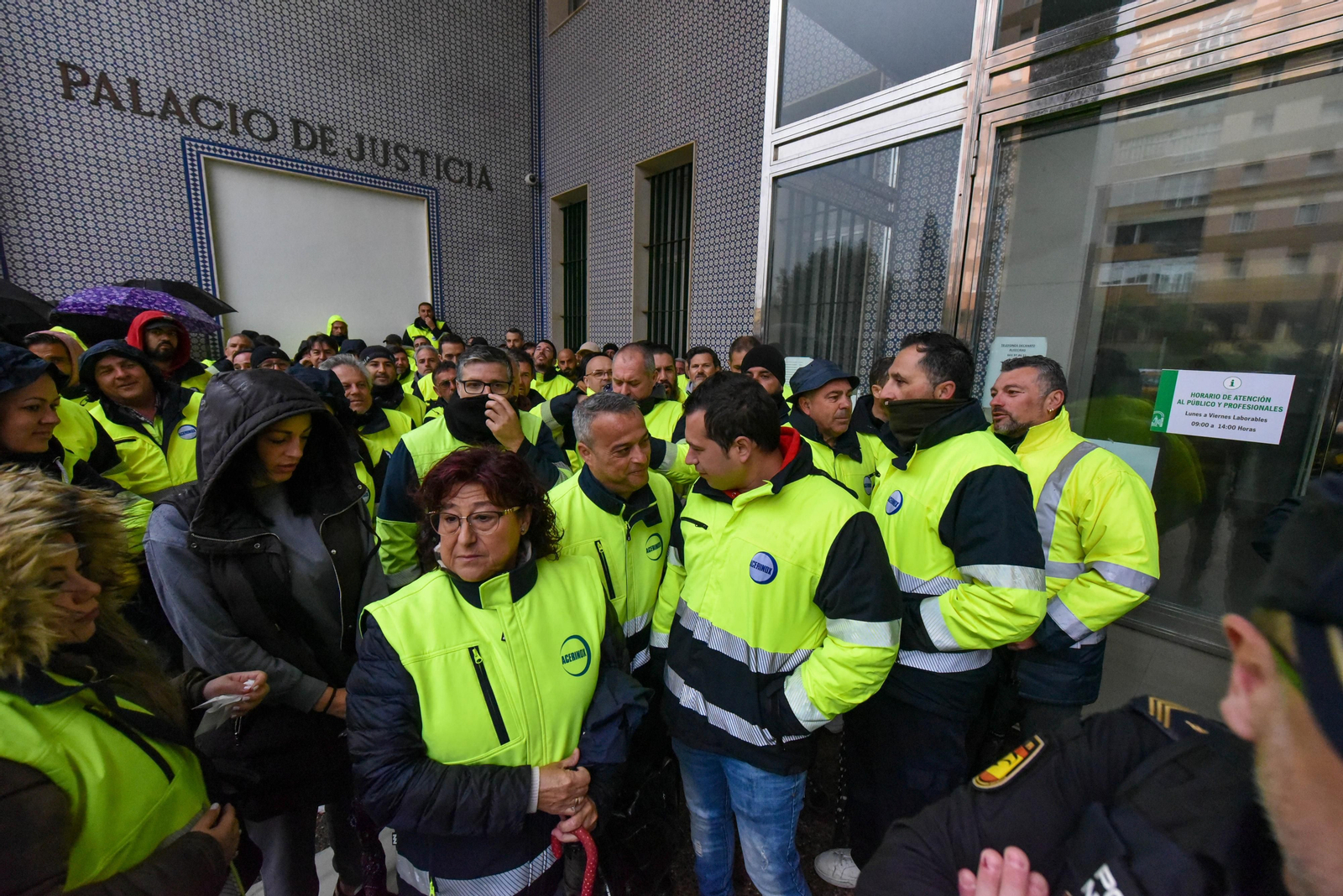 Imágenes de la entrada a los juzgados del trabjador detenido en la ultima manifestación de la plantilla Acerinox en