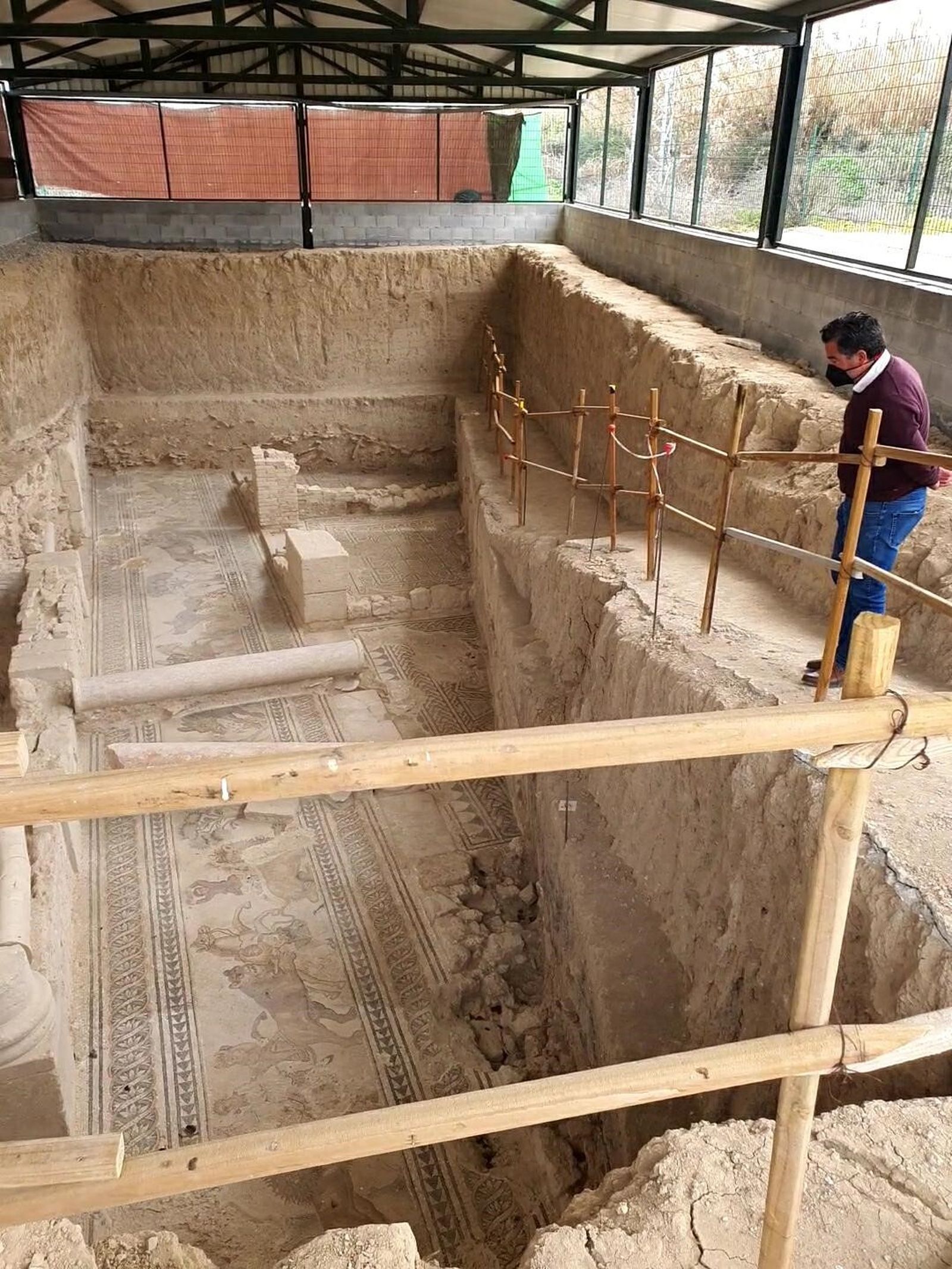 El alcalde de Salar observa el mosaico principal