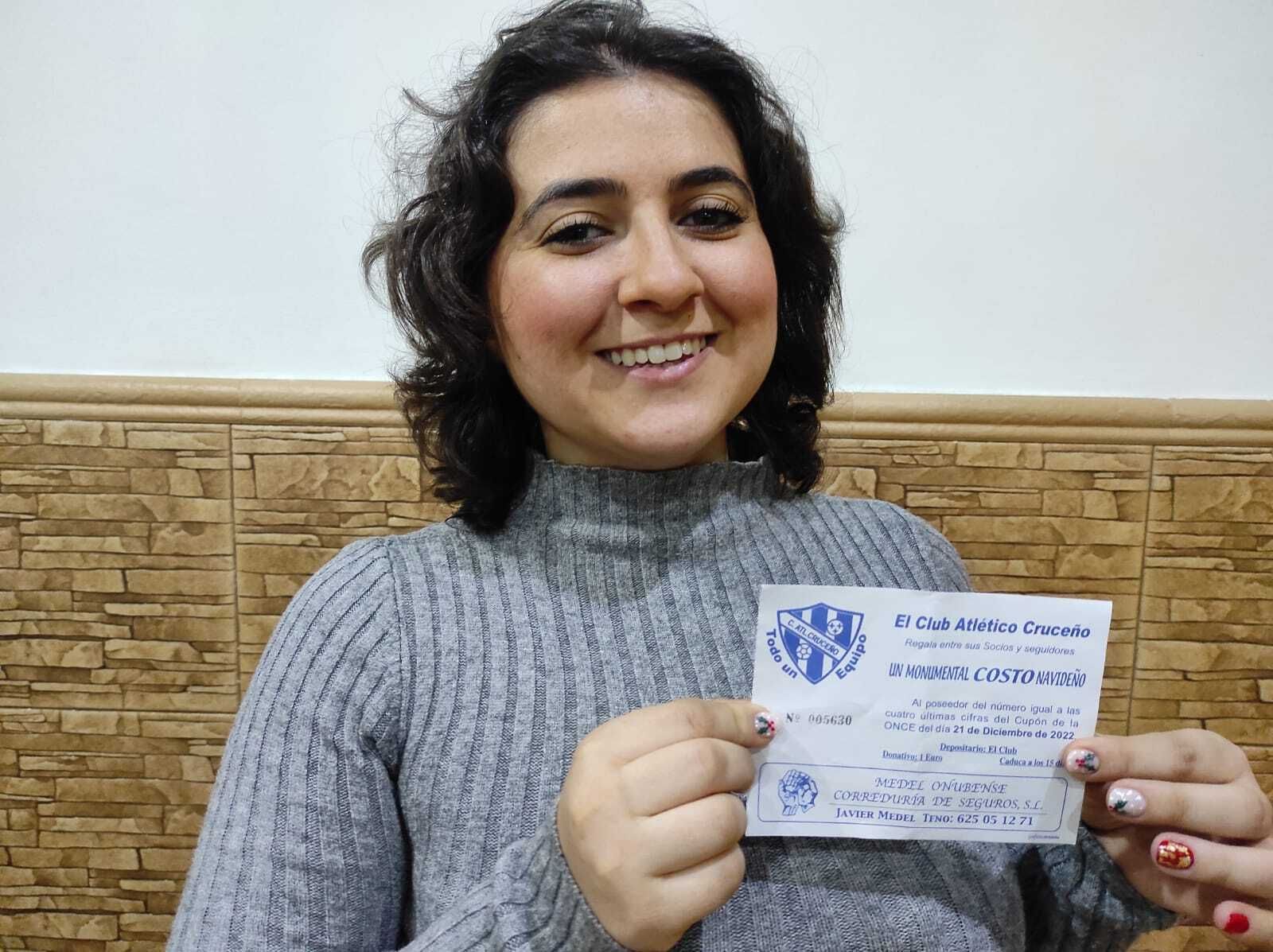 Atenea Carmona, ganadora de la cesta de Navidad del Atlético Cruceño