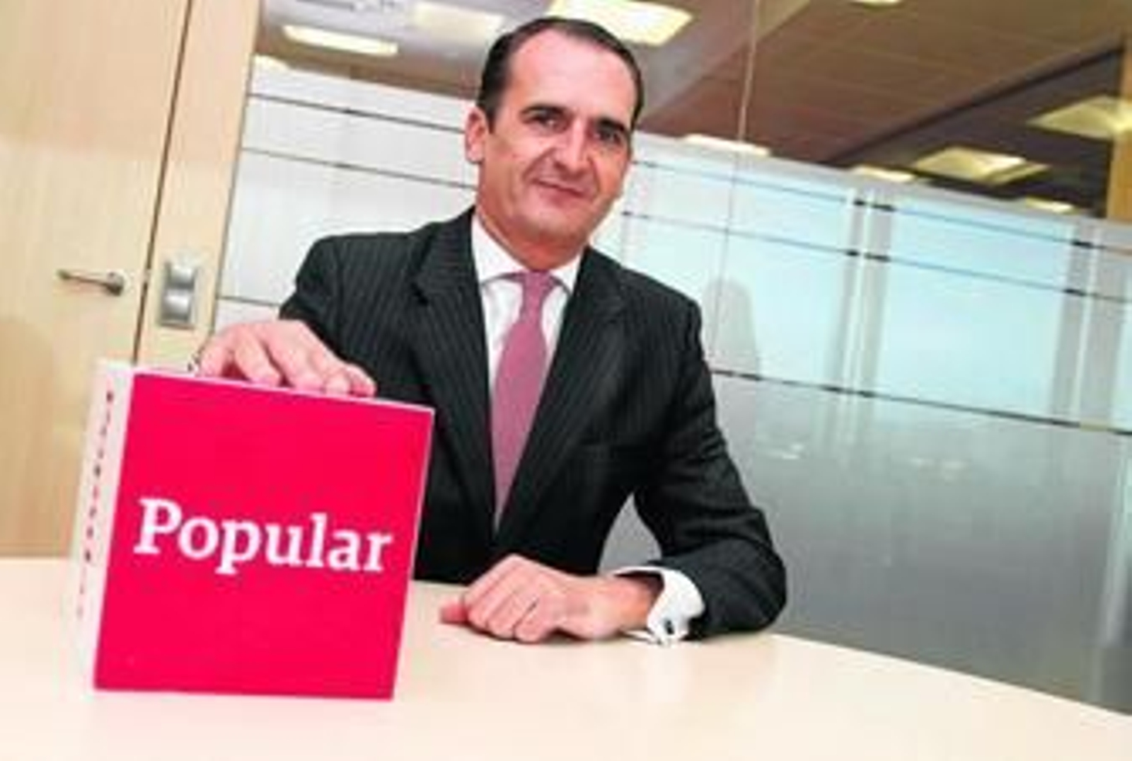El director regional de Granada y Almería de Banco Popular, Jaime Lobo, en la sede de la entidad en el edificio Forum.