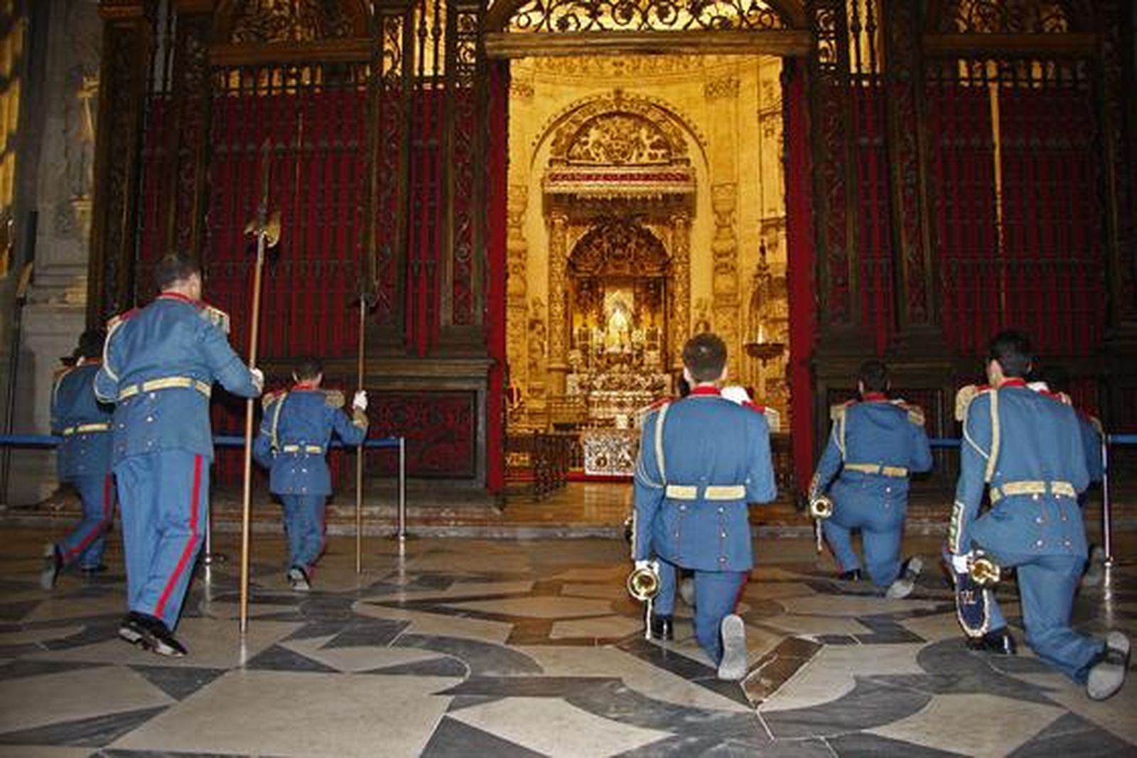 La Giralda acoge, con la banda del Sol, el rito del que se tienen noticias desde 1404.

Foto: B.Vargas