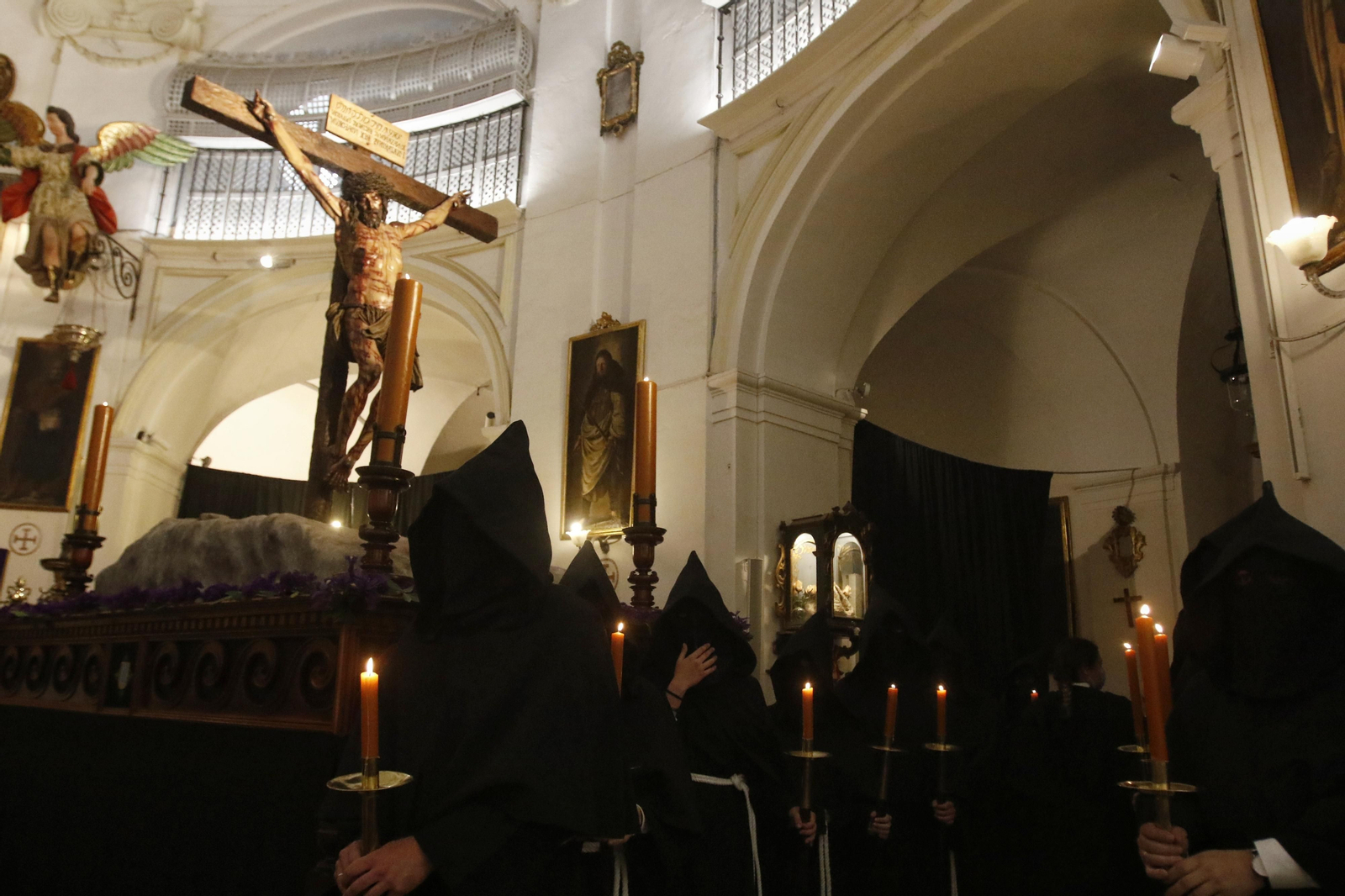 La Hermandad Universitaria suspende su procesión del Martes Santo, en imágenes