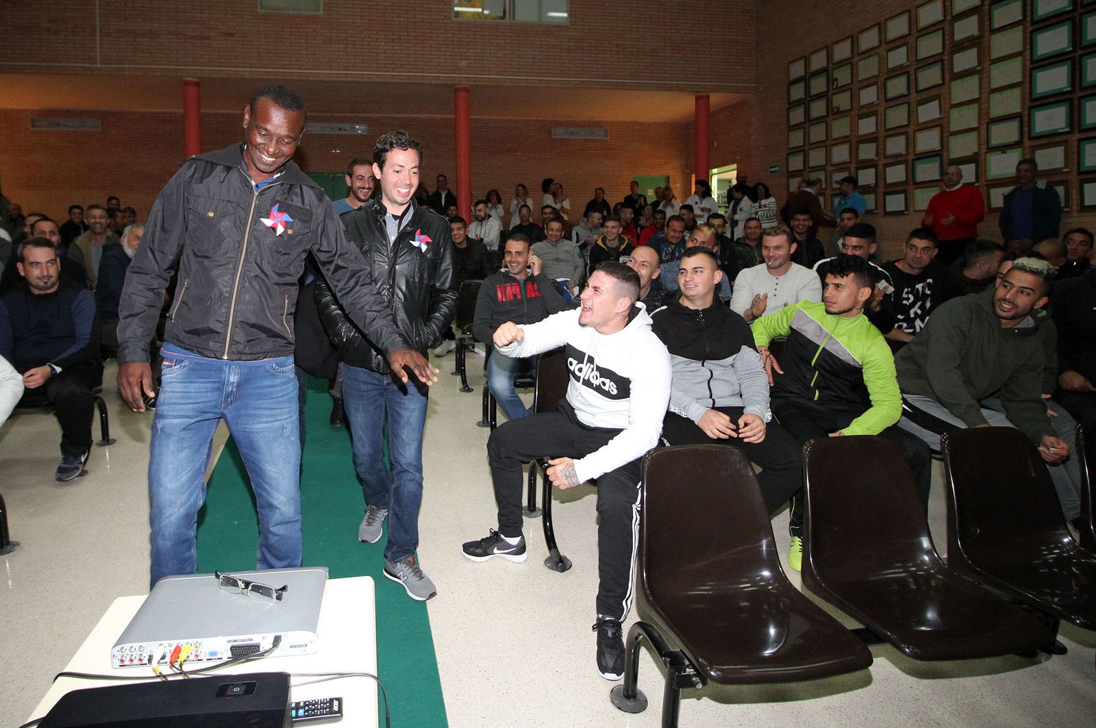 "El Piedra" visita la cárcel de Huelva, en imágenes