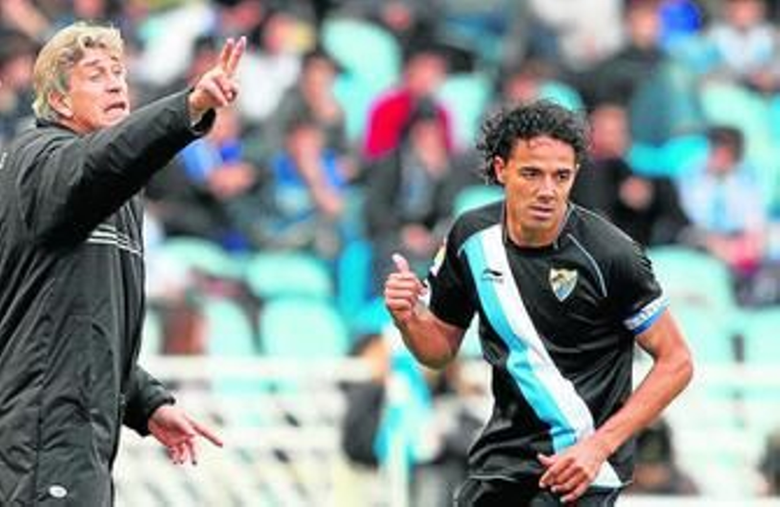 Weligton da su visto bueno a unas instrucciones de Pellegrini, que habla con otros jugadores, durante el choque ante la Real Sociedad.