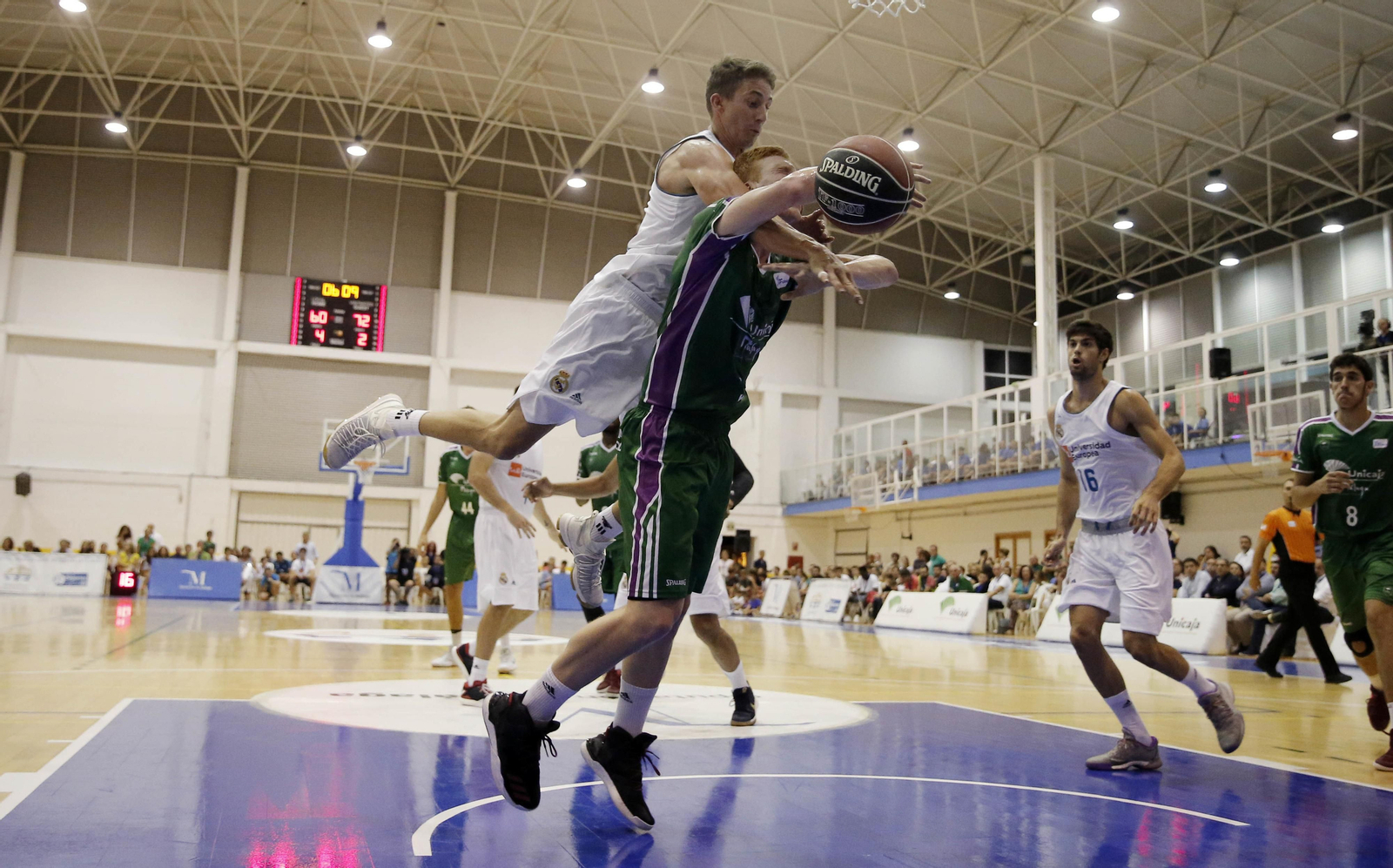 Carroll golpea a Alberto Díaz.
