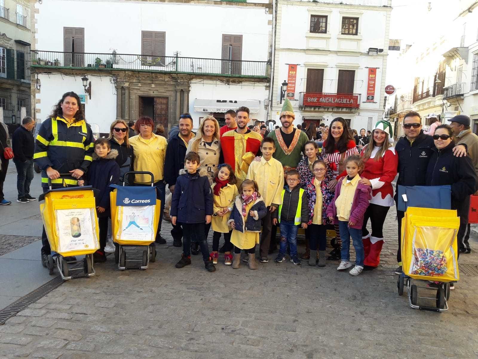 Voluntarios de correos, el día de la llegada del Cartero Real.