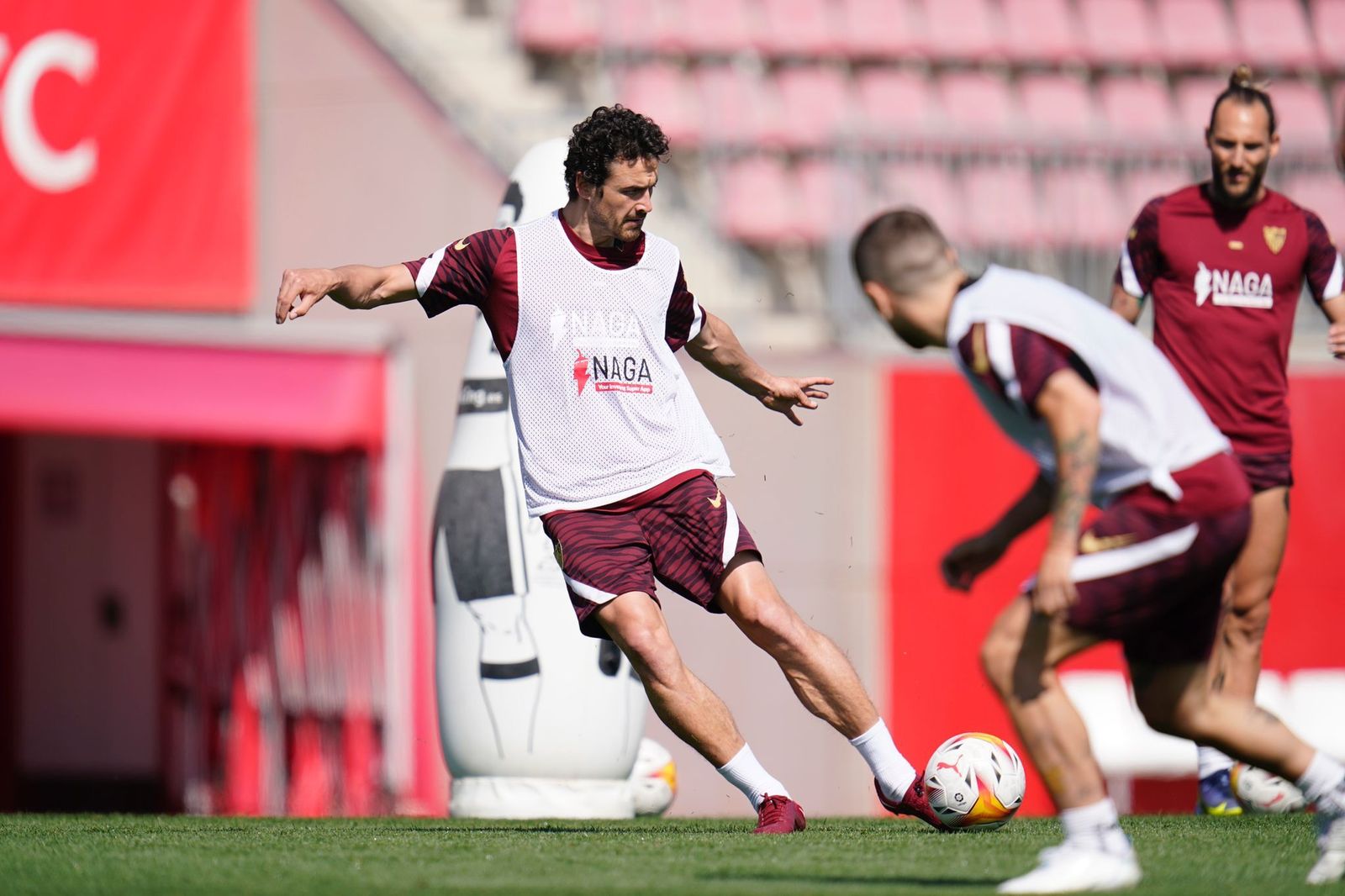 Delaney avanza con el balón ante Augustinsson en el entrenamiento de este martes.