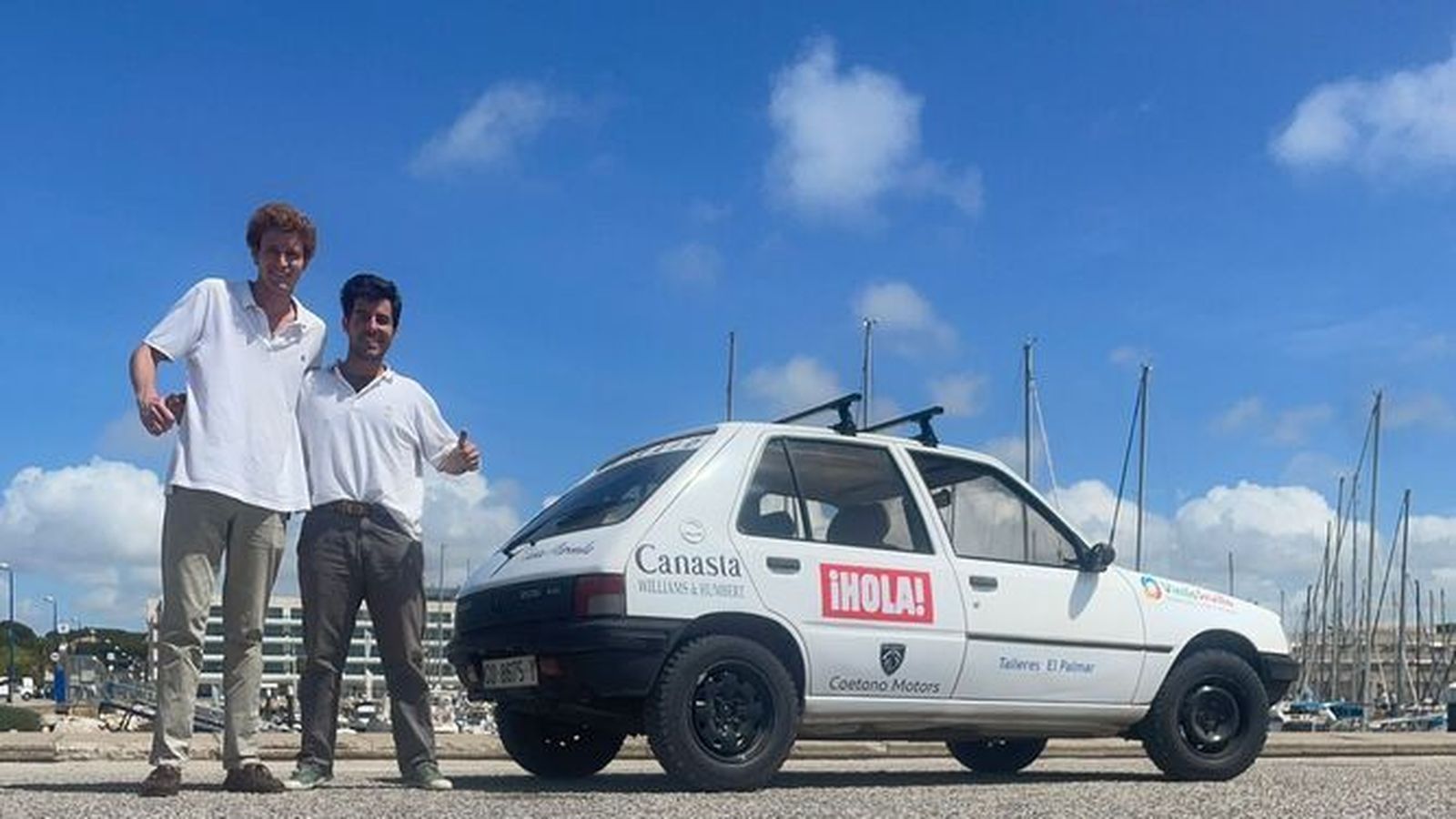 Joaquín Benjumeda Hektoen (izq.) y Alfonso Tagua Lozano, junto al vehículo con el que participan en el raid.