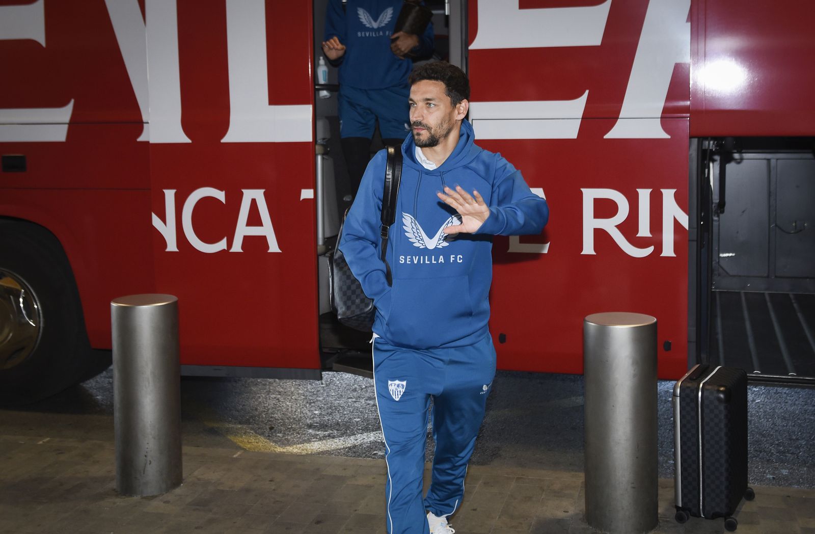 La salida del Sevilla hacia Mánchester, en imágenes