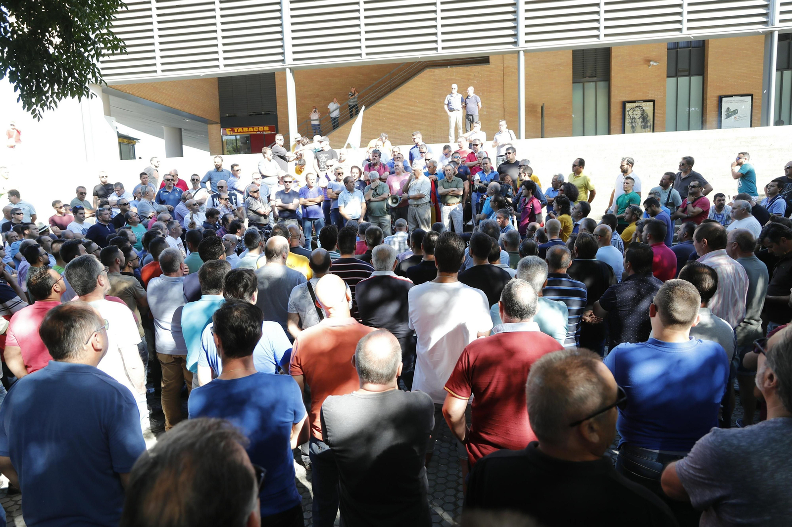 Imágenes de la asamblea de los taxistas de Sevilla en Santa Justa