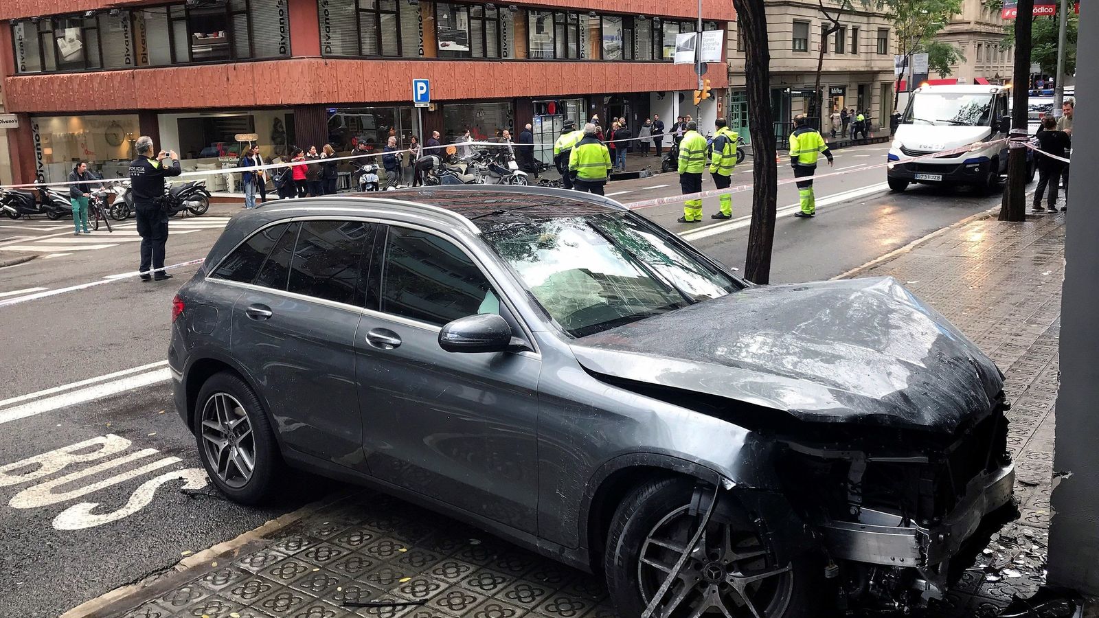 Coche implicado en el atropello de cuatro personas en Barcelona, entre ellas una niña de diez años.